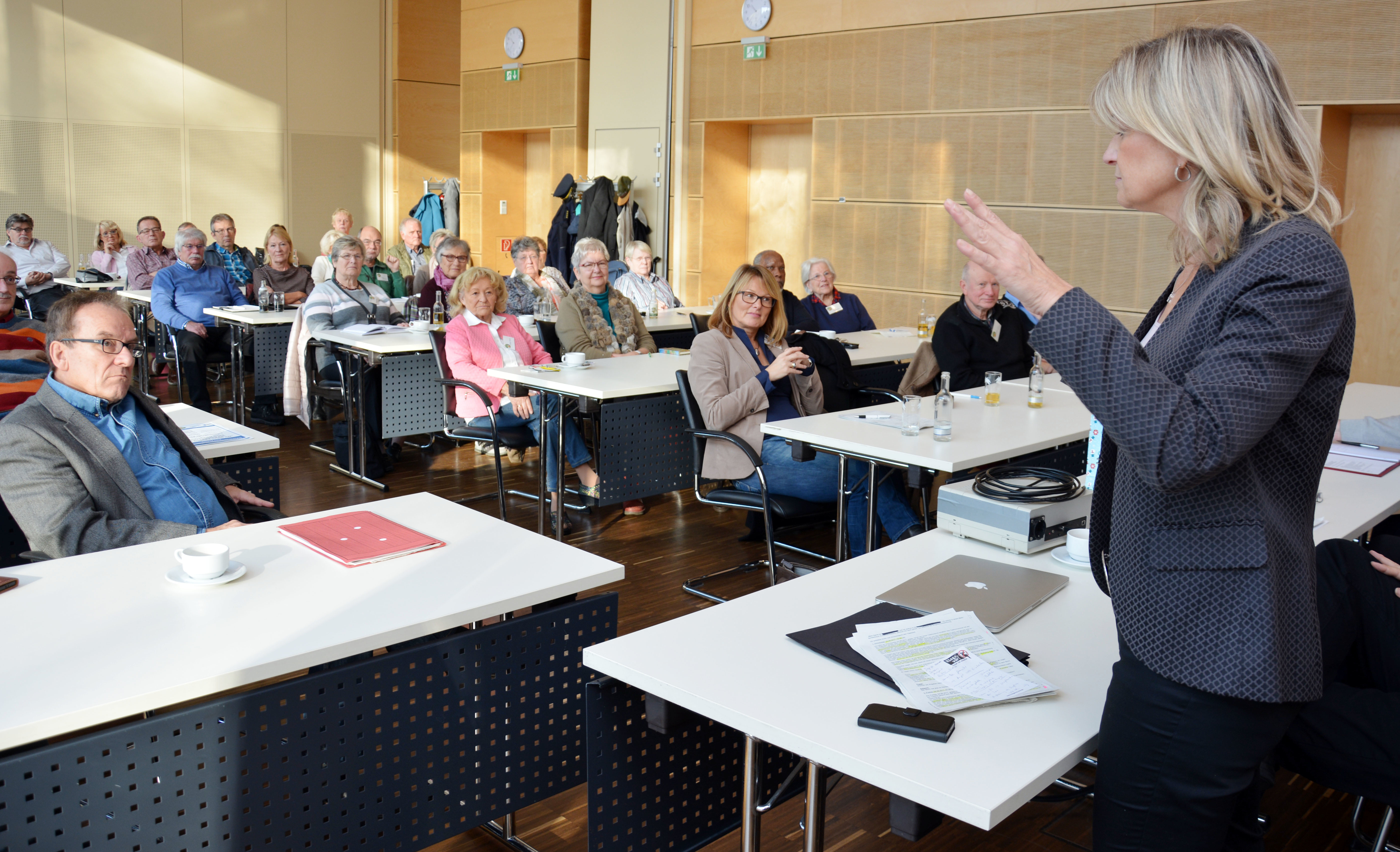 Mit Interesse folgten die Seniorenberaterinnen und Seniorenberater den Ausführungen der Referenten – hier: einem Kurzvortrag der Opferschutzbeauftragten Bettina Dresselhaus zum Thema „Falscher Polizeibeamter“. Fotos (4): privat