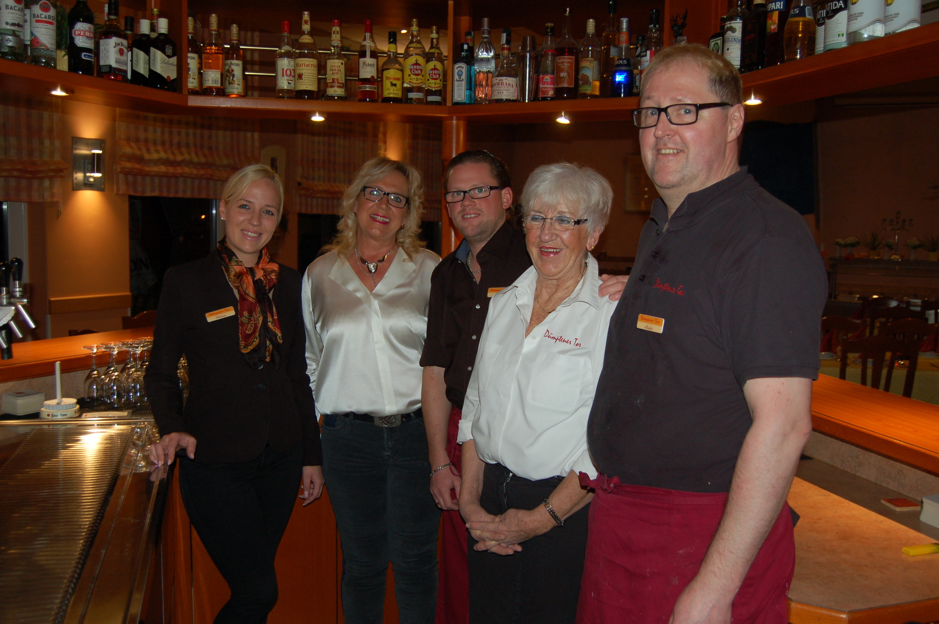 Pia Sundermann (2.vl.) geht mit dem gesamten Team in die "Distel"; (vl.) Melina Laudien, Pia Sundermann, Marcel Laudien, Inge Koch und Andre Rinker