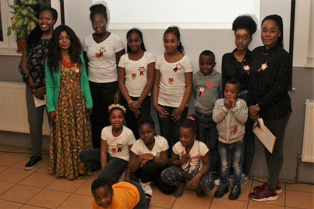Cecilia Boateng (2. v. li.) mit Kindern von Angehörigen der Provident Children's Familie.