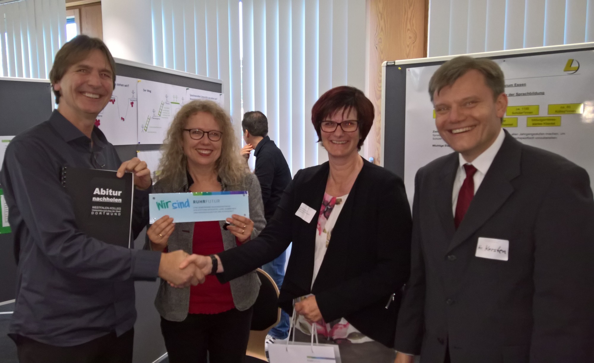 Übergabe der Plakette an zwei LehrerInnen des Westfalen-Kollegs
