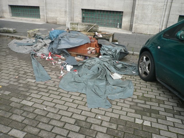 Leider haben die Knöllchenschreiber den nicht benutzbaren Parkplatz, Hachestraße, wahrscheinlich seit Monaten glatt übersehen... Foto: Schattberg