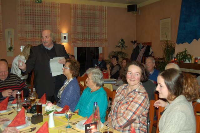 WiK-Vorstandsvorsitzender Bernd Bellenbaum begrüßt die Dümptener Gäste.