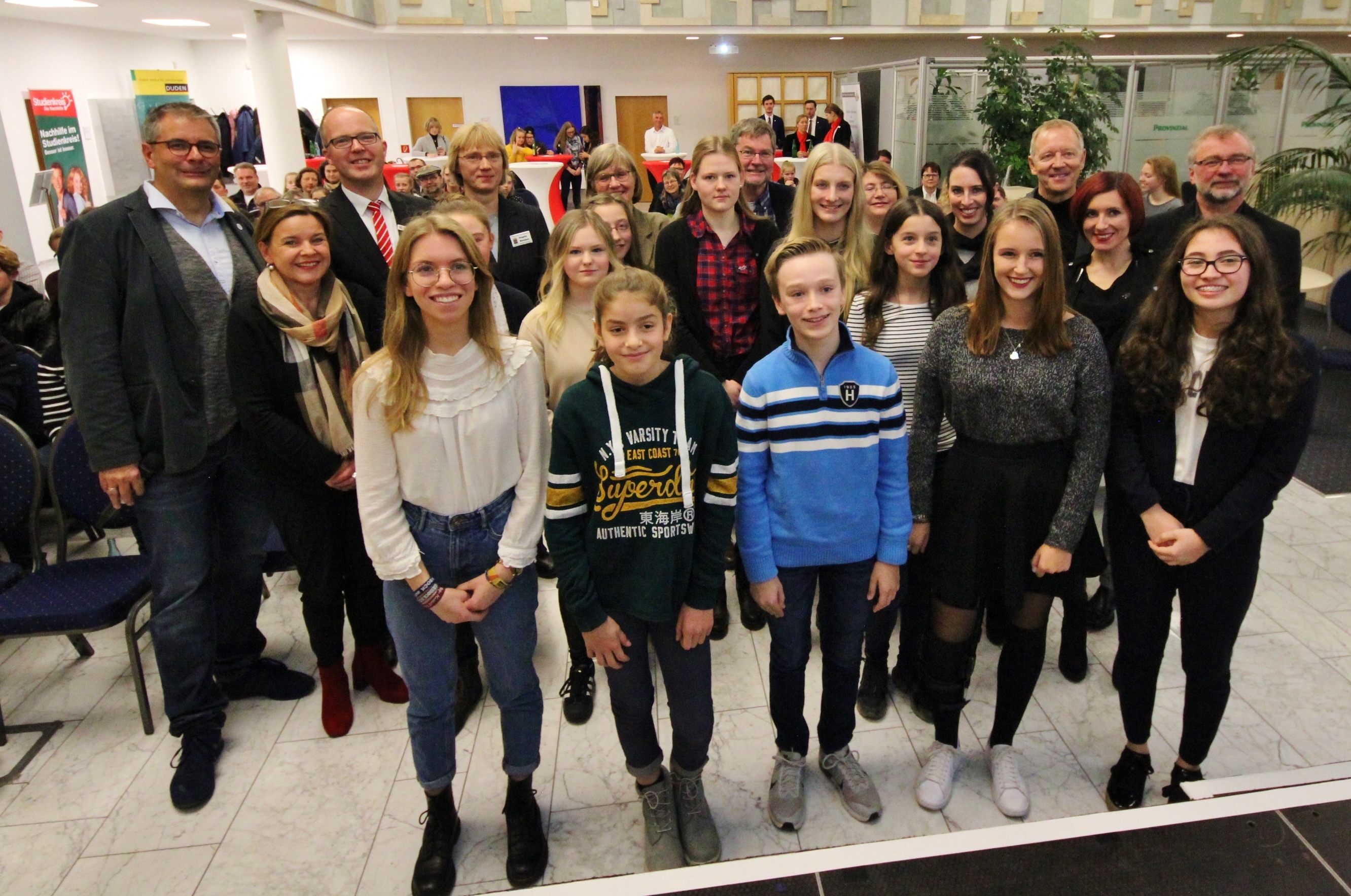 Hier die Gewinner aus den Schulen mit den Mitgliedern der Jury, Dr. Ulrike Brauksiepe, Nadine d’Arachart und Sarah Wedler, Jutta Kleinheisterkamp, Bernd Jeucken, Ulrich Laibacher und Angela Beisken sowie als Gast die erste stellv. Landrätin Sabine Kelm-Schmidt, Torsten Grabinski von der Spk. und Moderator Lars Friedrich, Vorsitzender des Heimatvereins Hattingen-Ruhr e.V..