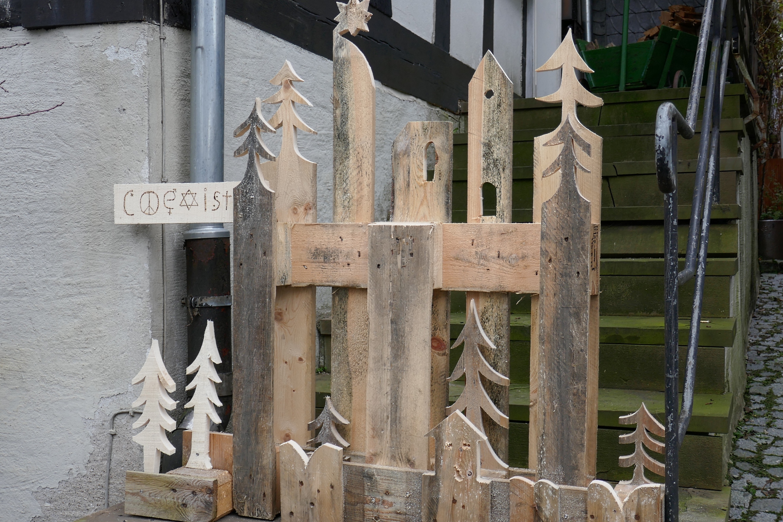 Zwar keine Sicherheitstür, jedoch eine kunstvolle Holztür in der Freudenberger Altstadt