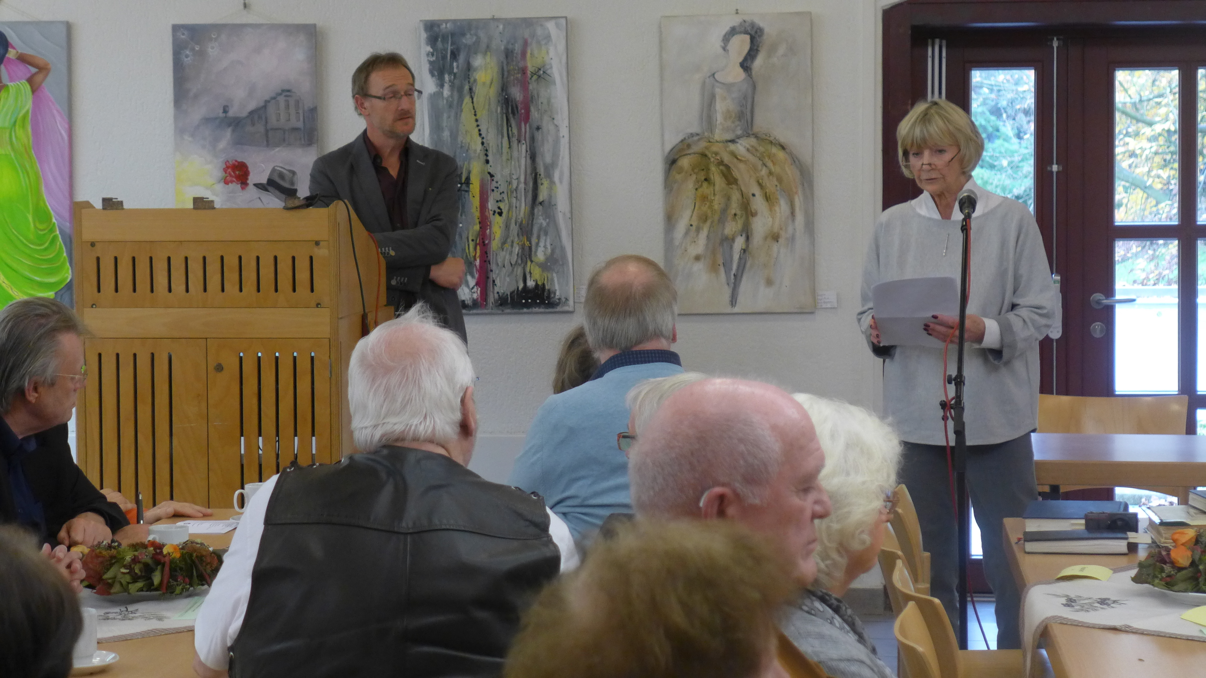 Gisela Rüsing las bei der Buchpräsentation in der Cafeteria der Feldmannstiftung die Geschichte der Styrumer Hebamme Eichmüller, die renitente Väter auch schon mal mit einem scharfen Hund in Schach hielt. (Foto Emons)