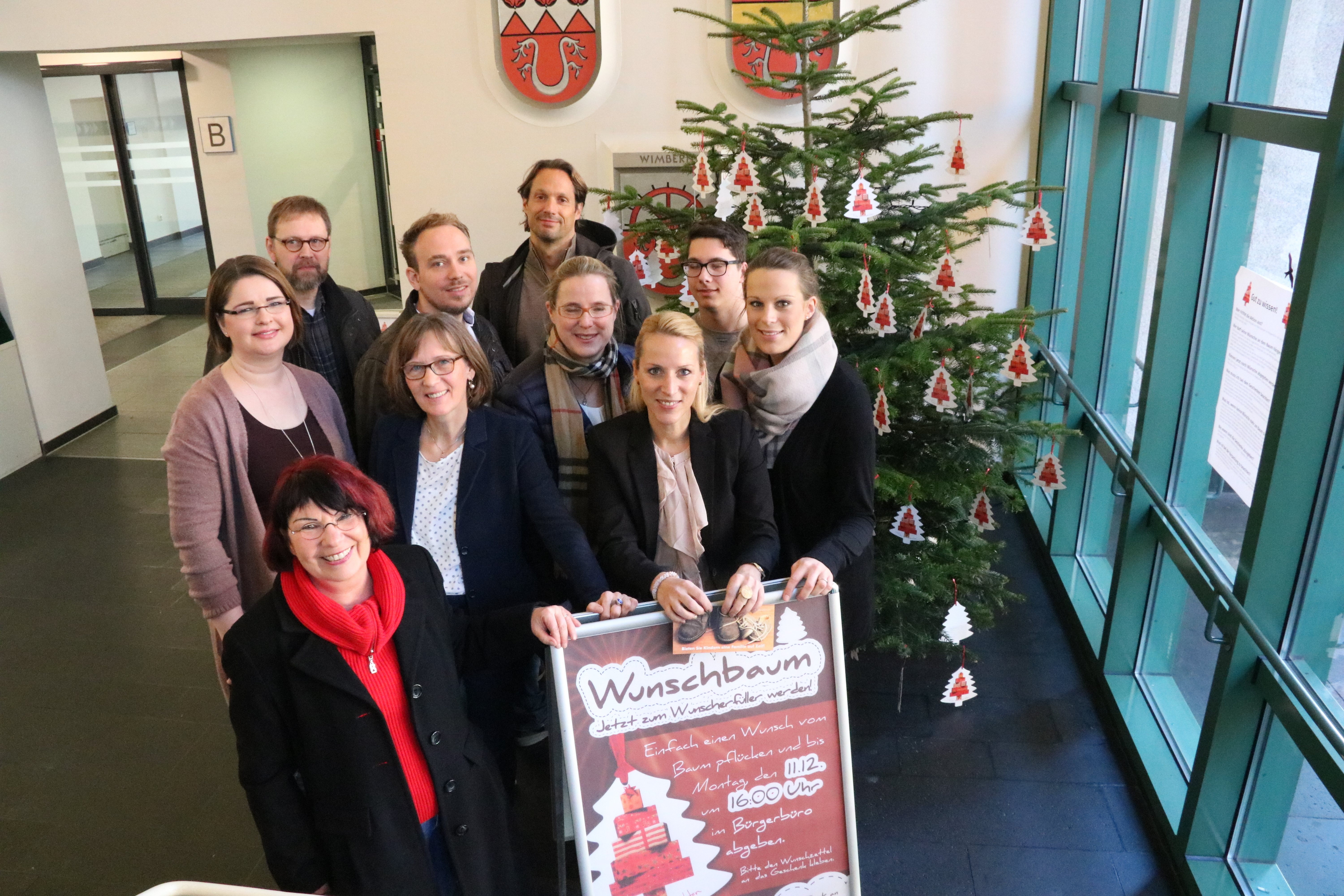 Sie freuen sich auf viele Geschenke zum guten Zweck: Andrea Hesse (Ev. Jugendhilfe), Anne Beils-Hoffmeister (SKM), Wilhelm Halekotte (SKM), Richarda Grote (SKM), Fabian Pröpper, Nils Kemper, Isabell Ostermann (Kaminholz Ostermann), Annemarie Heiken (Ev. Jugendhilfe), Jan-Henrik Erdmann (Praktikant WSG Menden) und Simone Korte (WSG Menden) (v.l.). Foto: Stadt Menden