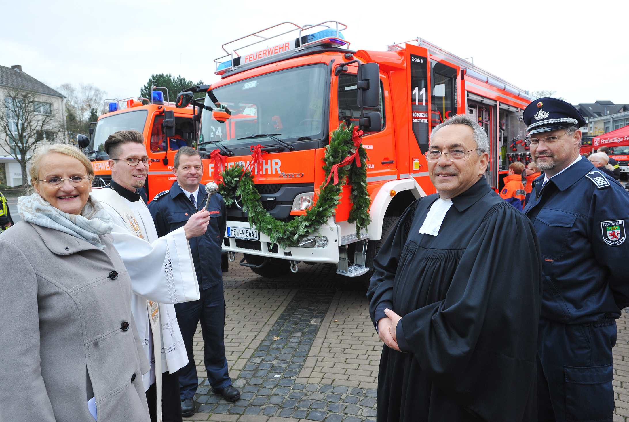 Übergabe des neuen Löschfahrzeuges der Langenfelder Feuerwehr. Auf dem Foto von links: Marion Prell, Michael Eichinger (kath. Pfarrer), Thomas Spooren (Lschzugfhrer), Jrgen Draht (ev. Pfarrer Notfallseelsorge), Wolfram Polheim (Leiter Feuerwehr Langenfeld)
