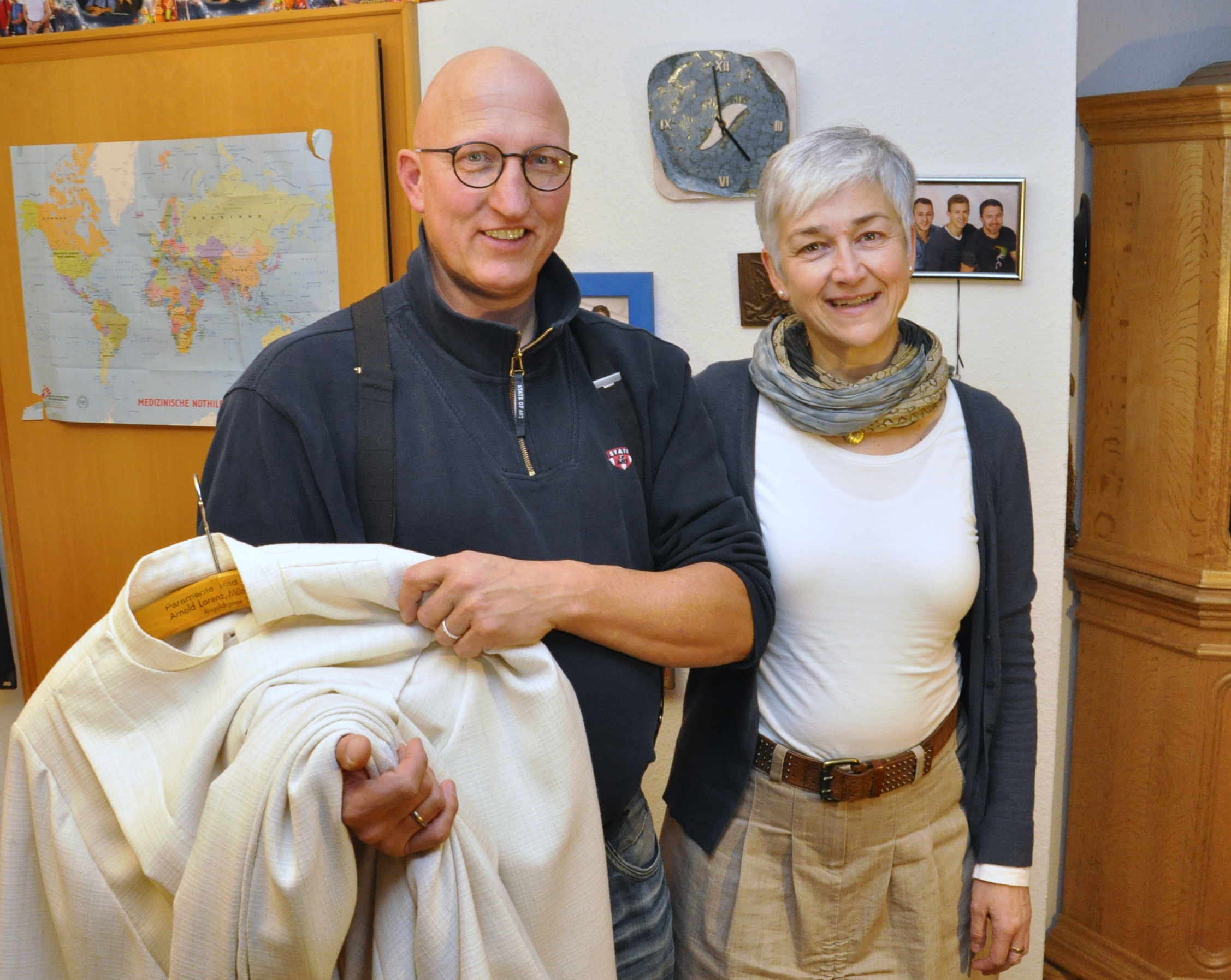 Paul Leukers hat sich gemeinsam mit seiner Frau Kornelia auf die Weihe vorbereitet. Nach der Weihe wird er im Dienst statt Rollkragenpulli und Arbeitshose ein liturgisches Gewand tragen.