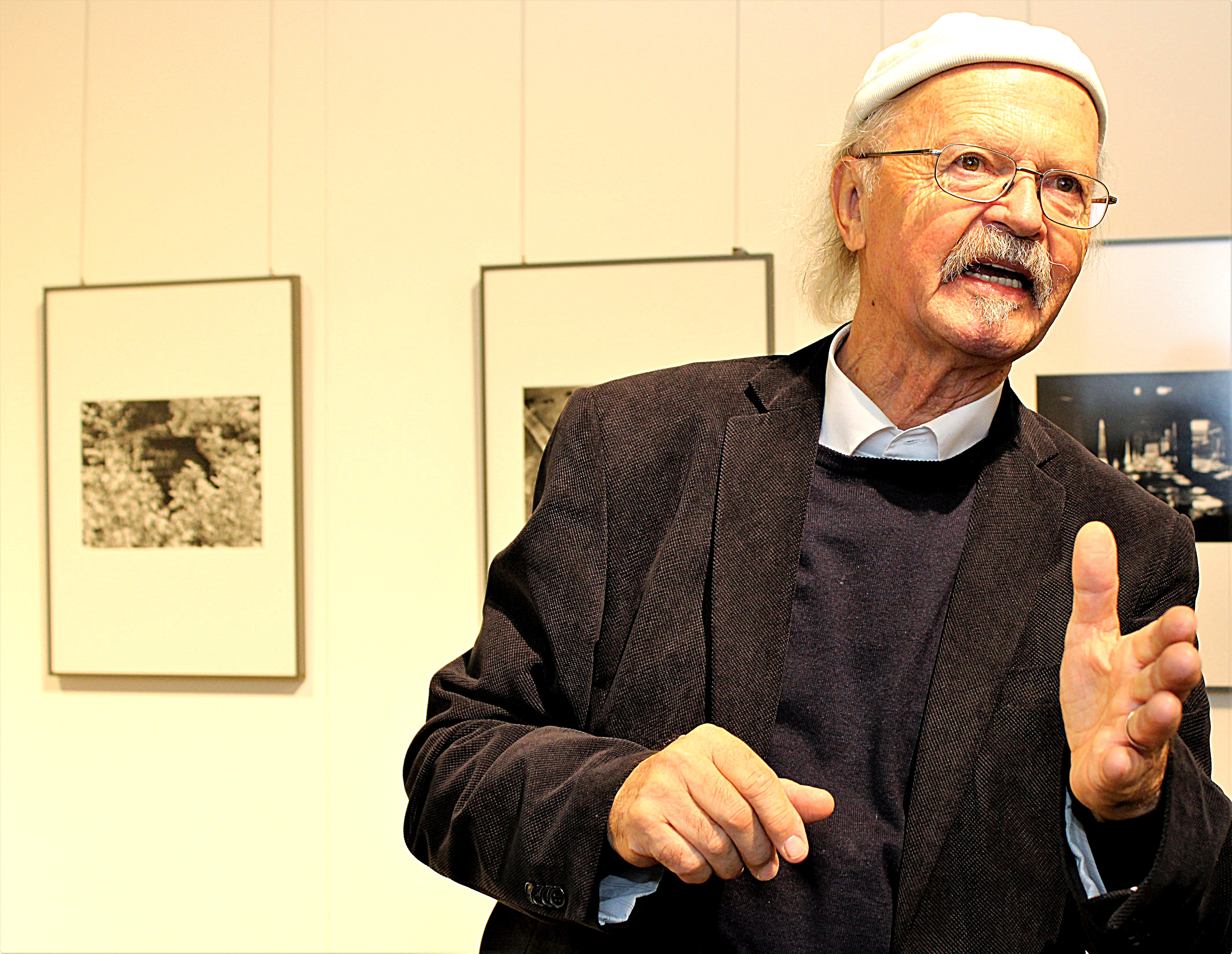 Berthold Socha in seiner Ausstellung. Foto: Pielorz