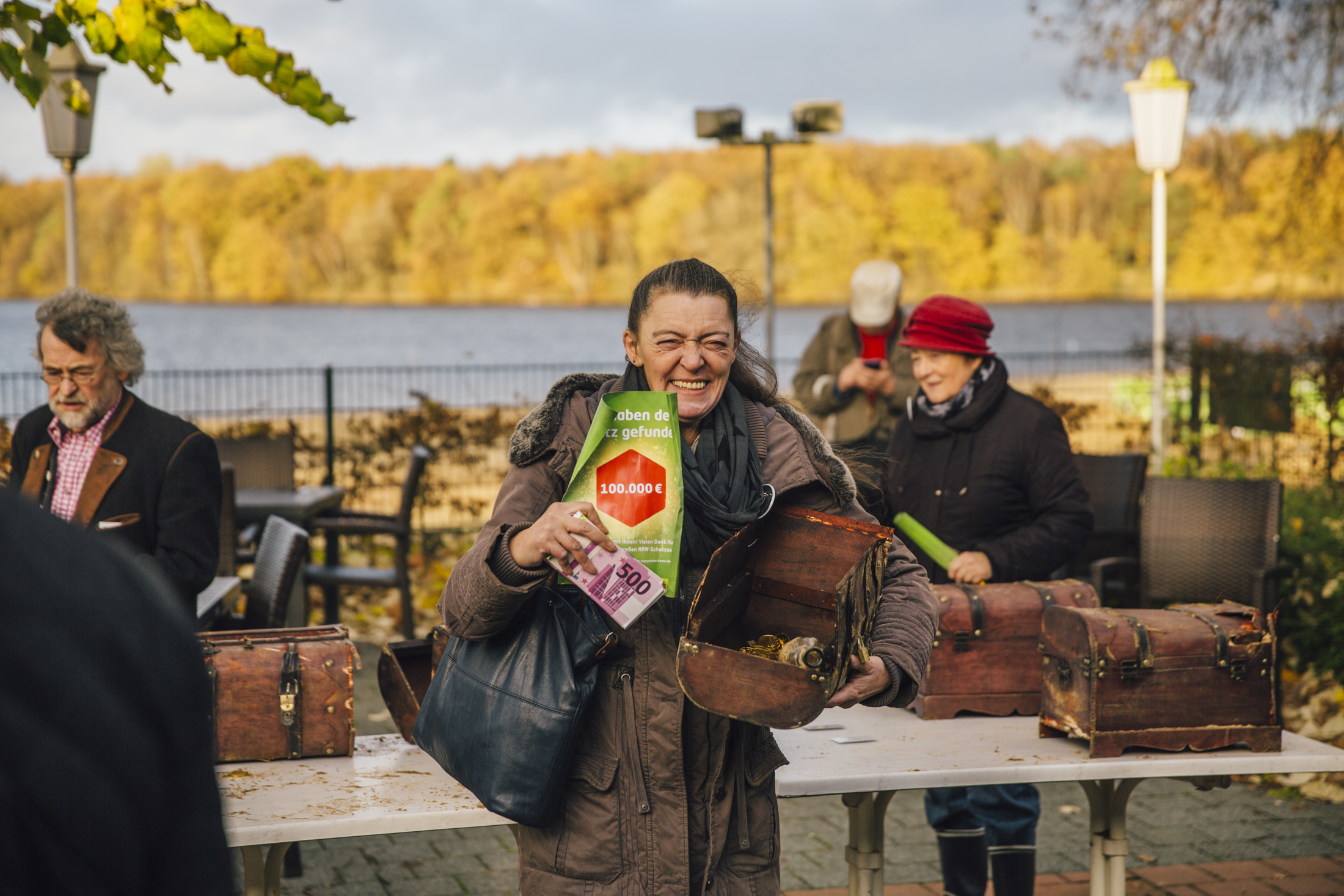 Freude pur! Brigitte S. gewann beim Finalevent der großen NRW-Schatzsuche 100.000 Euro.