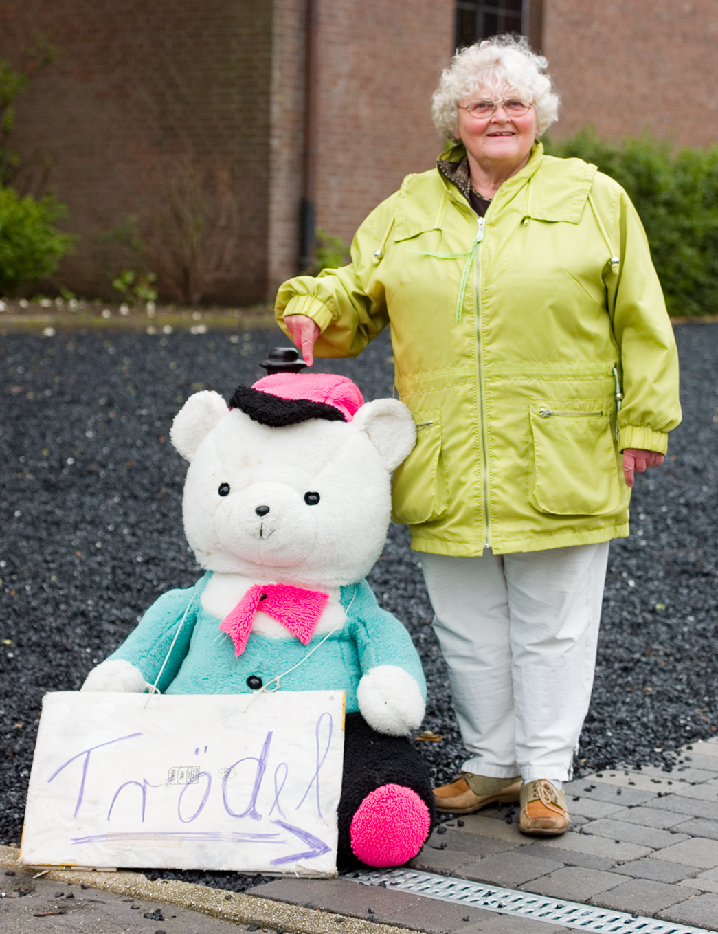 Uschi Latzel mit Trödelteddy.