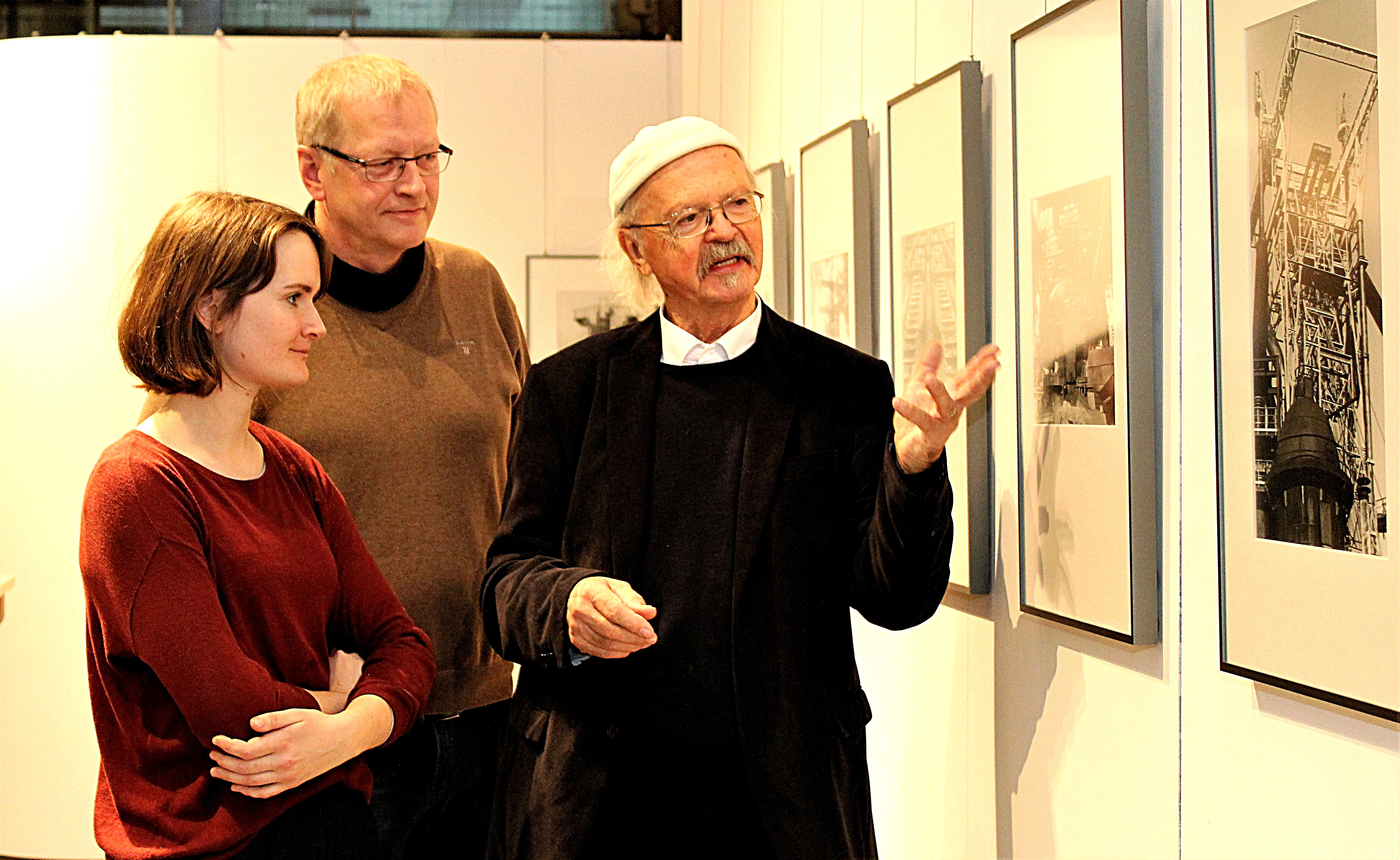 Delia Pätzold (wissenschaftliche Volontärin), Museumsleiter Robert Laube und Fotograf Berthold Socha in der neuen Ausstellung. Foto: Pielorz