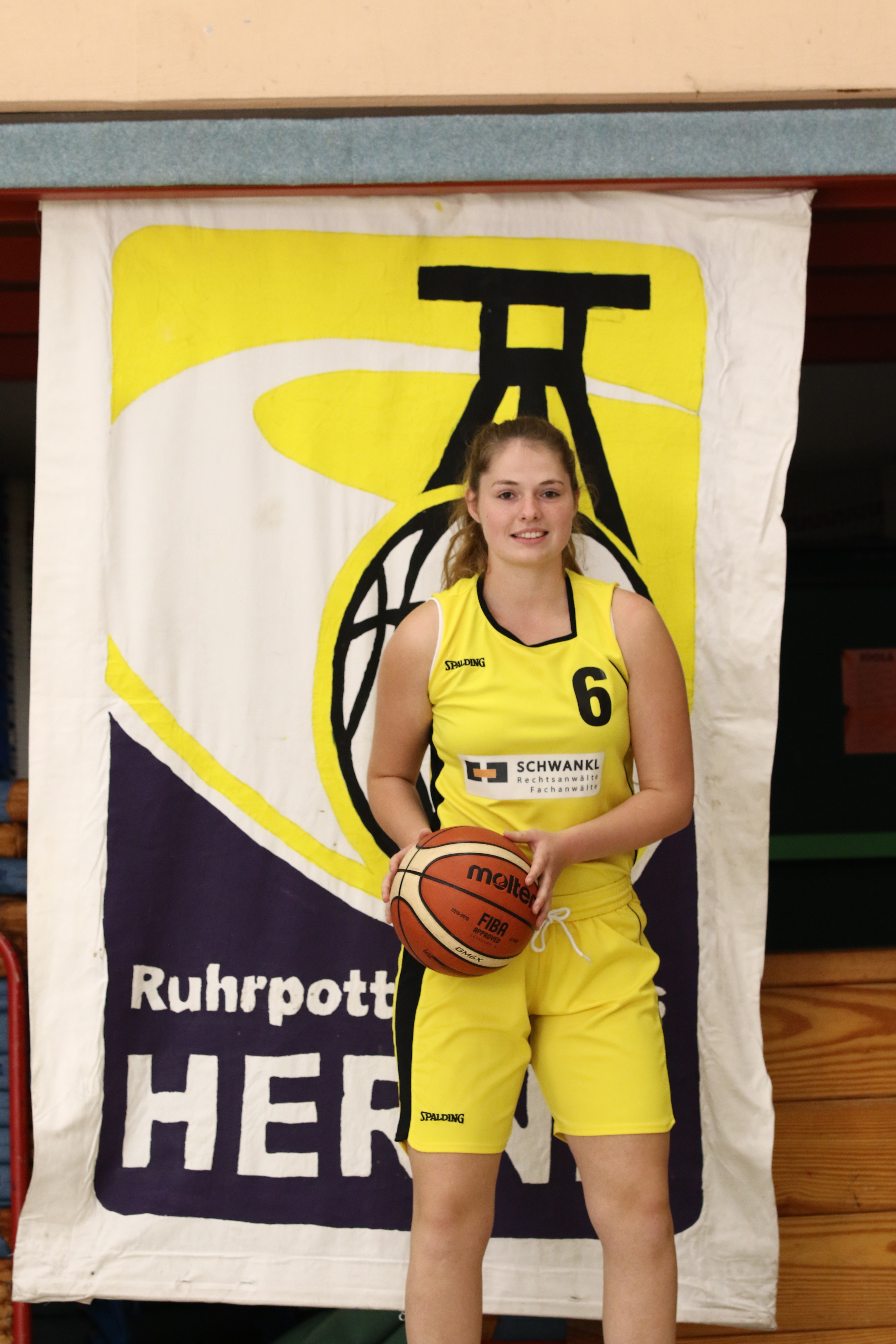 Sarah Berft sorgte am letzten Samstag mit den Oberliga-Damen zumindest für eine Überraschung, wenn nicht sogar für eine Sensation. Beim Tabellenzweiten TSVE Bielefeld II setzten sich die Hernerinnen mit einem Rumpfteam von nur 7 Spielerinnen verdient mit 69:63 durch. Zu diesem Erfolg steuerte Sarah Berft, die zu Beginn der Saison zu den Ruhrpott Baskets Herne gewechselt war, 13 Punkte bei.