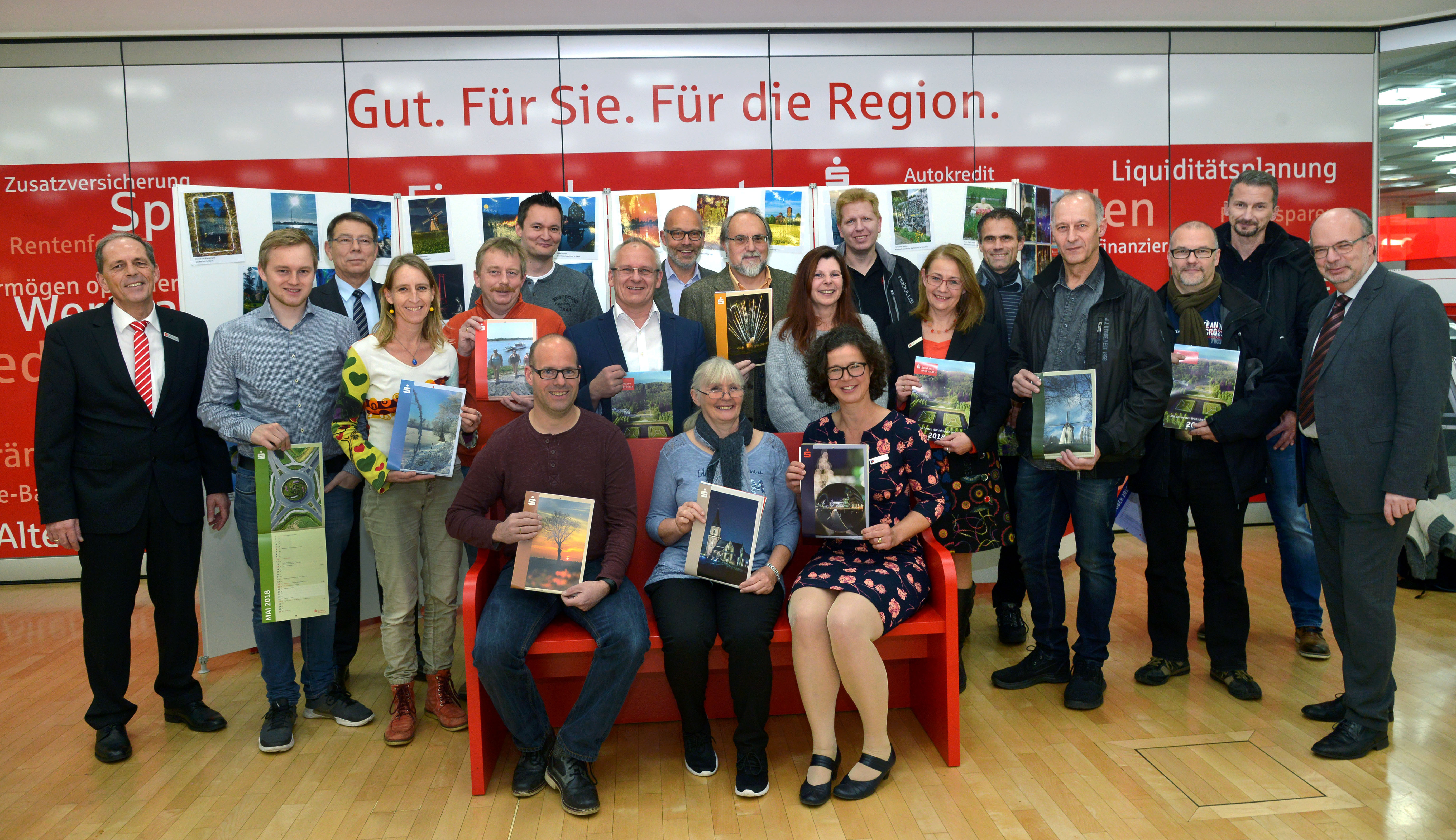 Vorstandsvorsitzender Rudi van Zoggel und Ursula Vogt, Leiterin des Marktbereiches Kleve, waren Gastgeber für die Vorstellung des Sparkassenkalenders 2018