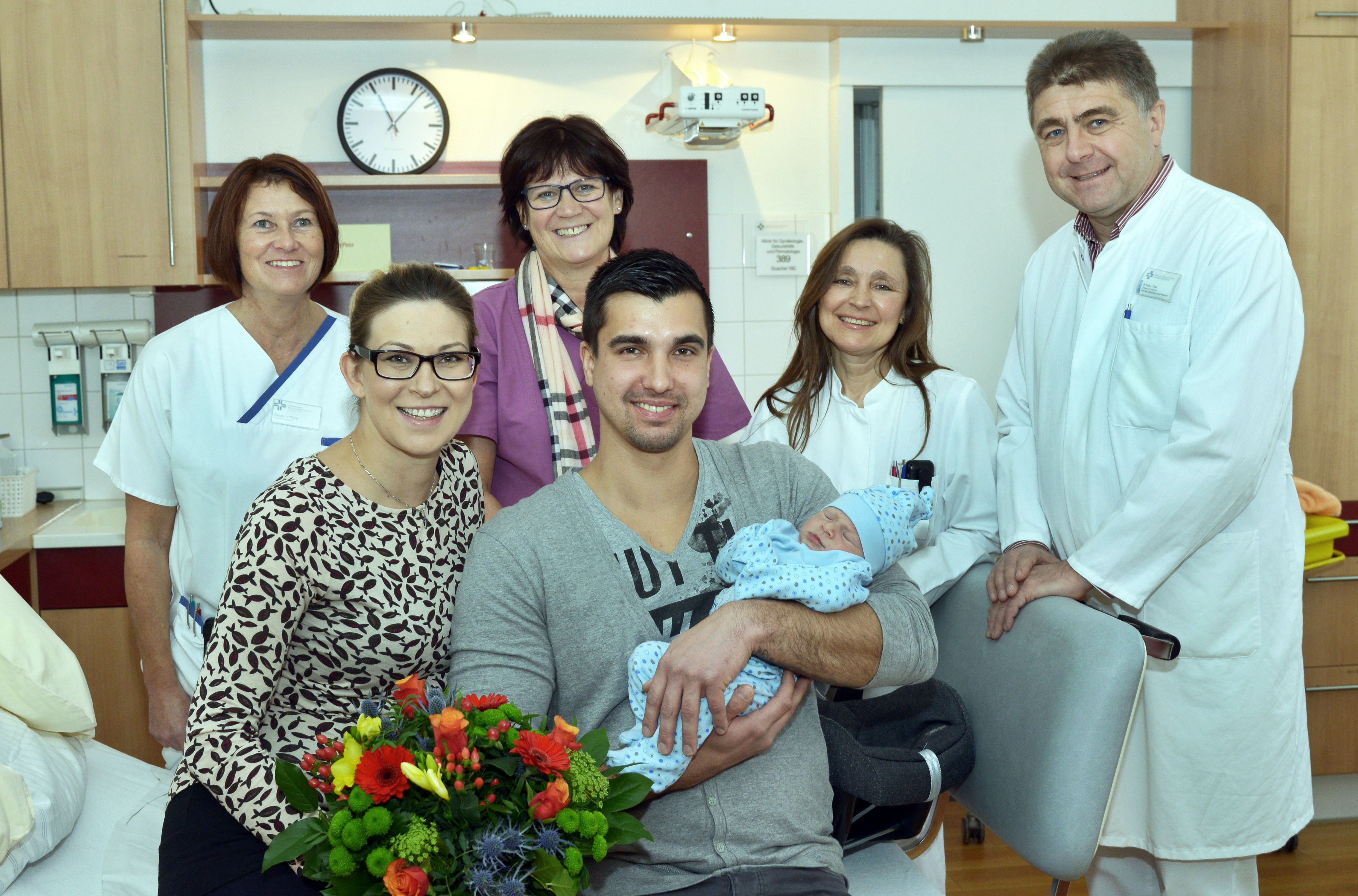Mit den glücklichen Eltern freuten sich Chefarzt Dr. Lubos Trnka, die leitende Oberärztin Susanne Heiden, Hebamme Ursula Claessens-Kozmin und Gesundheits- und Krankenpflegerin Susanne Pyka (v.r.). Für den sicheren Transport nach Hause überreichten sie der Familie eine Babyschale (Foto: Klaus-Dieter Stade / Katholisches Karl-Leisner-Klinikum).