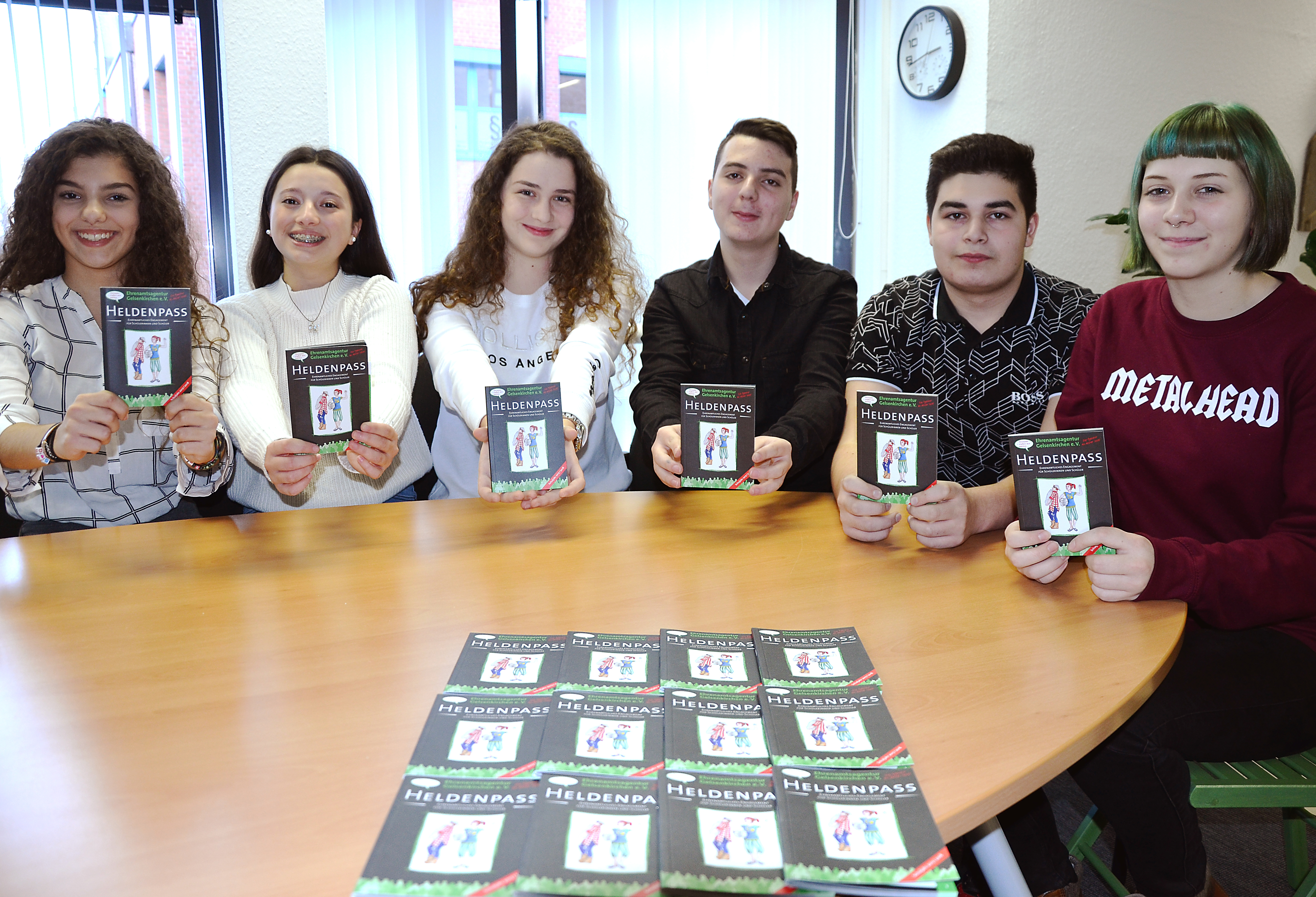 Gessica Celona, Zehra Basören und Elma Dzubur (alle 9c), Mert Köktürk und Emre Ayün (bd. 9d) und Melissa Linnder (9b) besuchen das Schalker Gymnasium und starten ab sofort ehrenamtlich durch mit dem Heldenpass. Foto: Landgraf