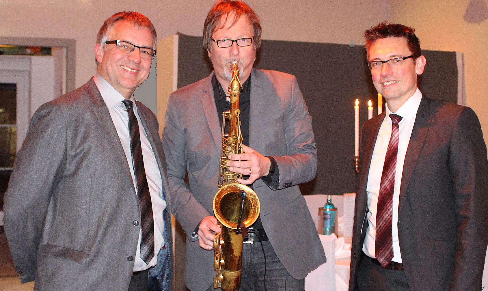 Wilhelm Jonas, Jörg Budde mit seinem Saxophon stimmte die Gäste auf einen schönen Abend ein und Klaus-Martin Neuhaus