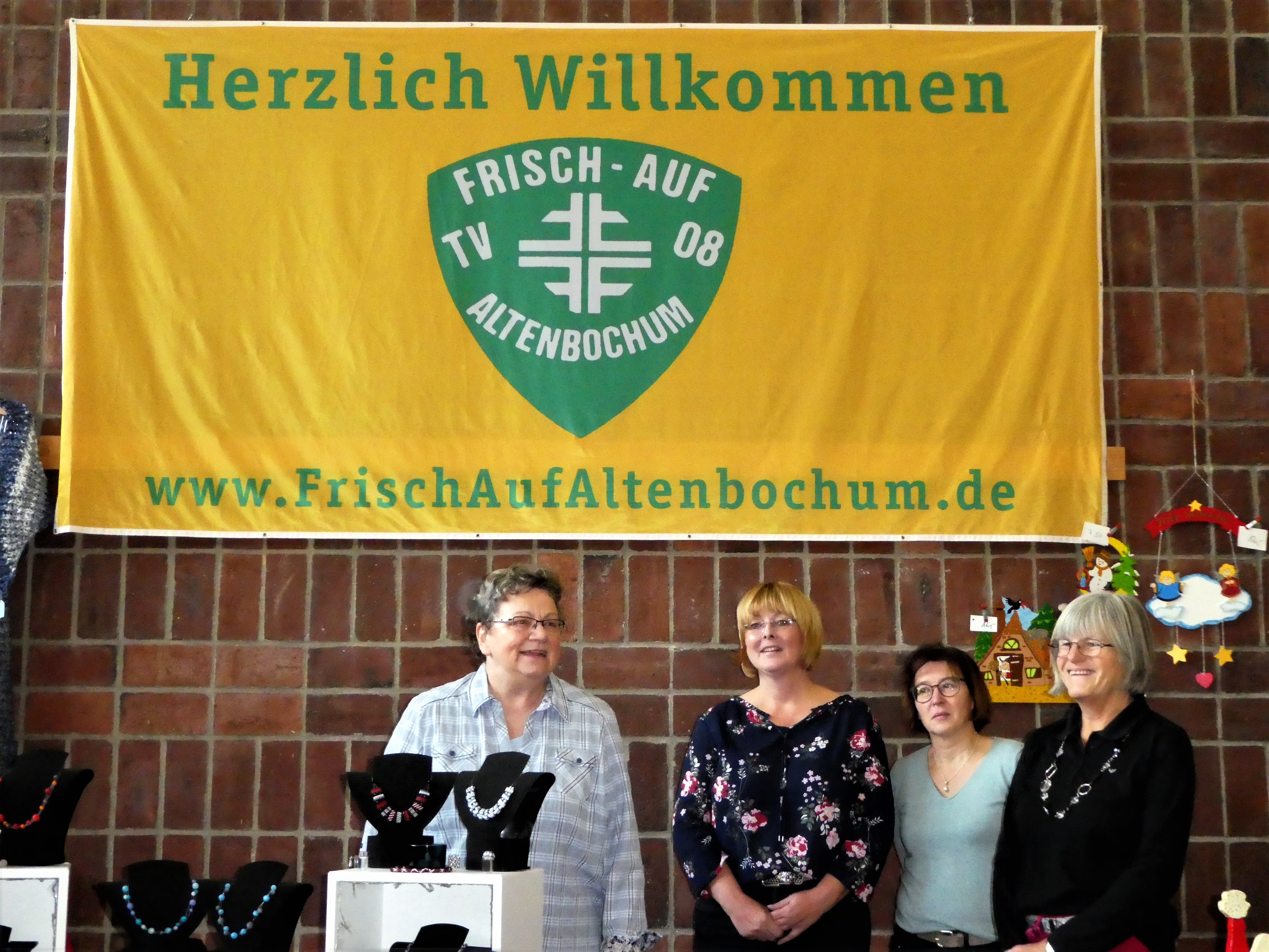 Die Geschäftsführerin Bärbel Traude hält die Eröffnungsrede und stellt die Organisatoren für den Kreativmarkt vor.