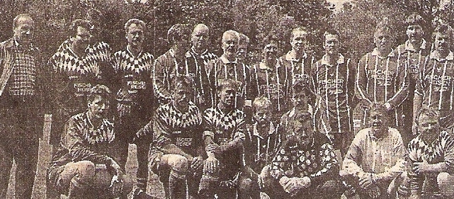 1987 feierte die ehemalige K2 der Fußballer des Lüner SV mit einem Nostalgiespiel in der Kampfbahn Schwansbell ihre Gründung vor 25 Jahre. Das Bild zeigt die beiden Teams mit (o. v. l.) Siegbert Stähler, Georg Schmidt, Freddy Greis, Heinz Dehmel, Klaus Kolbert, Peter König, Detlev „Teddy“ Bundels, Helmut Teutenberg, Michael Krause, Uli Spätling, Jürgen Thamm, Wolfgang Augustin, Thomas Vetter, Hartmut Pohl, (u.v.l.) Dirk Schimmelpfenning, Lorenz Hopp, Ulrich Hauschopp, Thomas Janning, Jürgen Goldhorn, davor