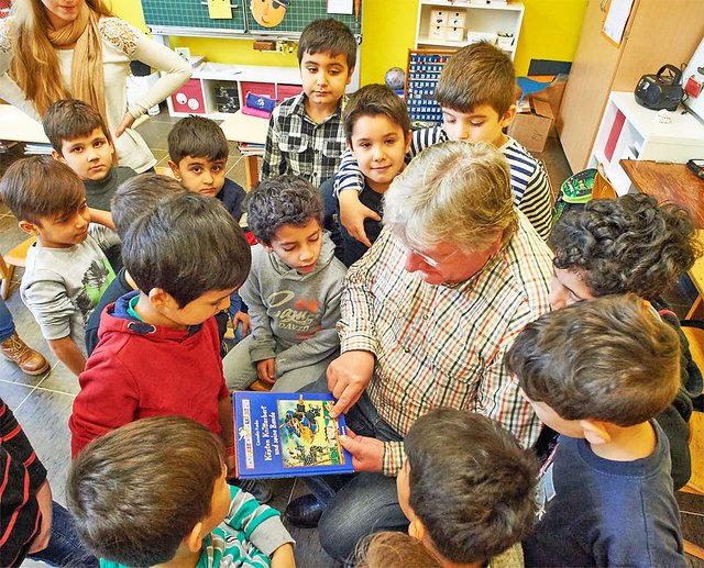 Die Heggerfeldschüler nahmen „Käpten Knitterbart und seine Bande“ von Cornelia Funke genau in Augenschein. Auch ihre abenteuerlichen Geschichten, vorgelesen von STADTSPIEGEL-Redaktionsleiter Roland Römer, kamen bei den Erst- und Zweitklässlern gut an. beide Fotos: Groß