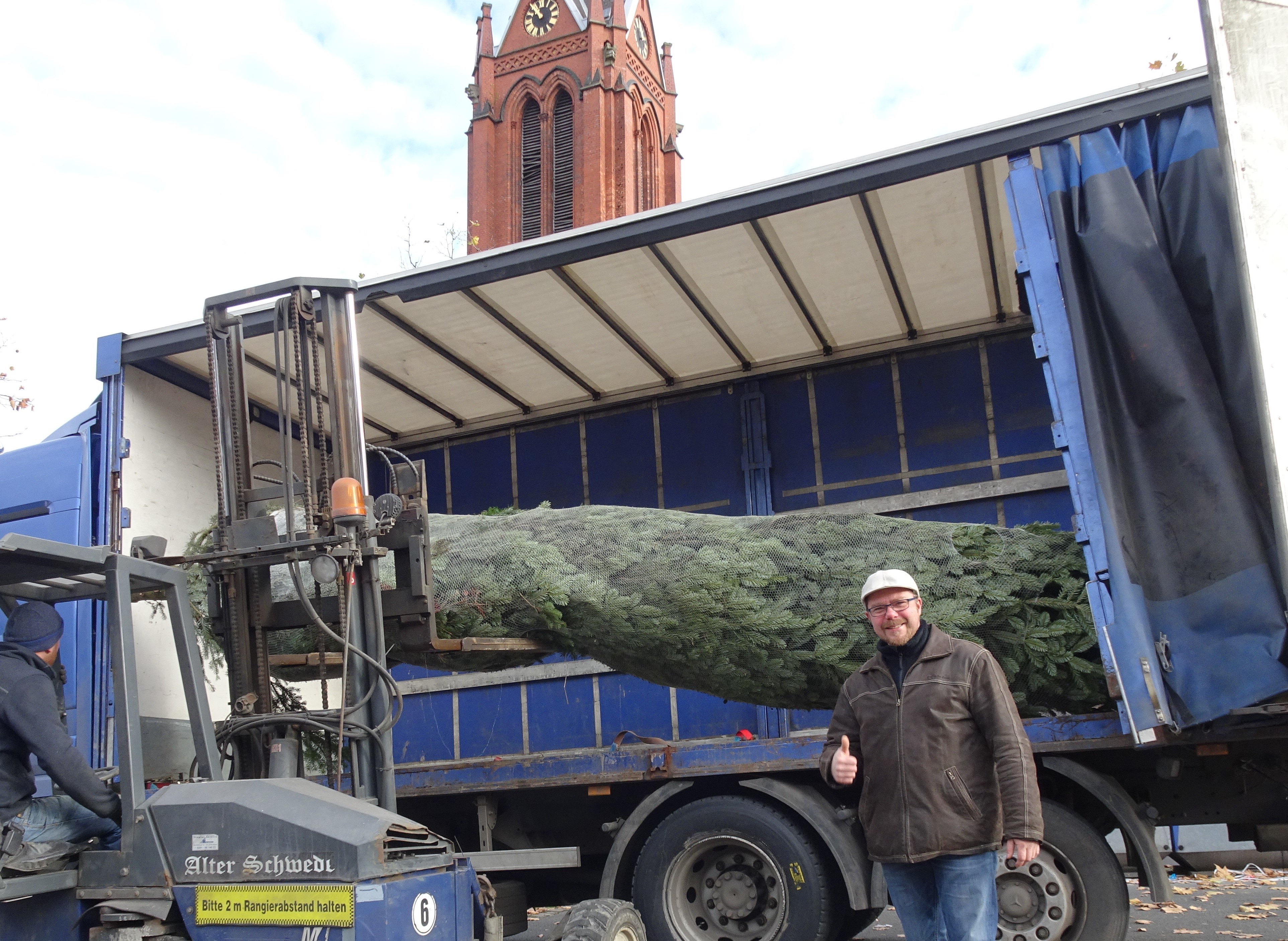 Auch in diesem Jahr wird die Acht-Meter-Tanne wieder frisch aus dem Sauerland angeliefert: Der Vorsitzende der Werbegemeinschaft, Michael Bachor, freut sich schon darauf.