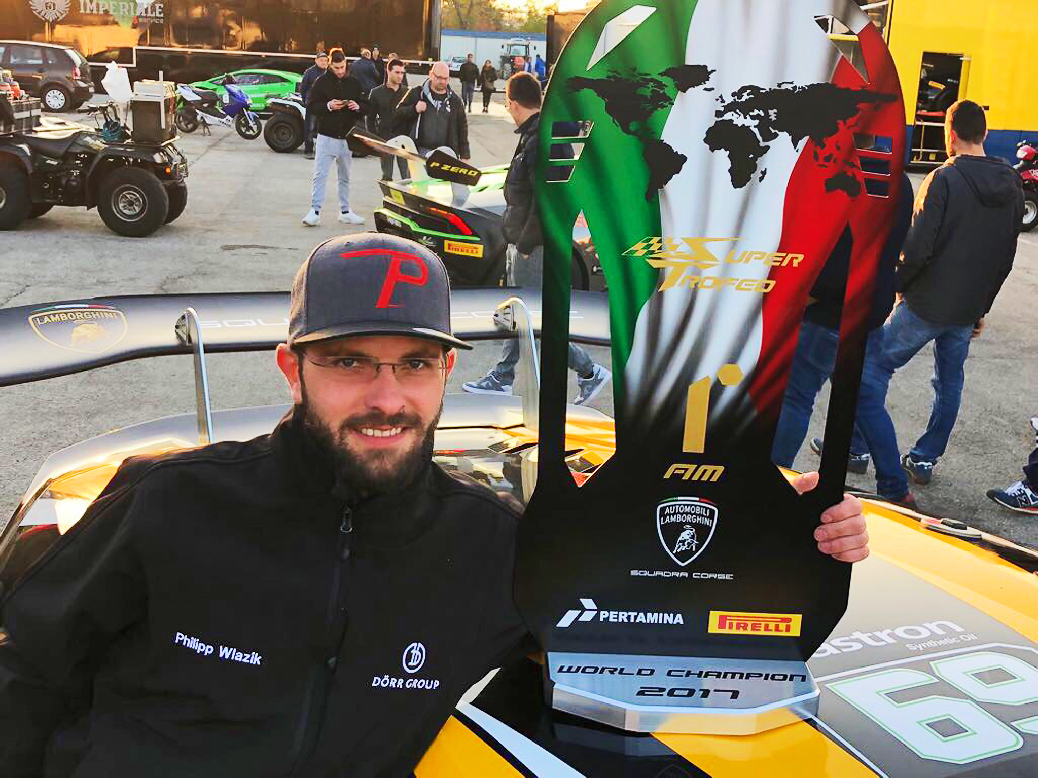 Stolz präsentiert Philipp Wlazik den Weltmeisterpokal der Saison 2017. Foto: privat