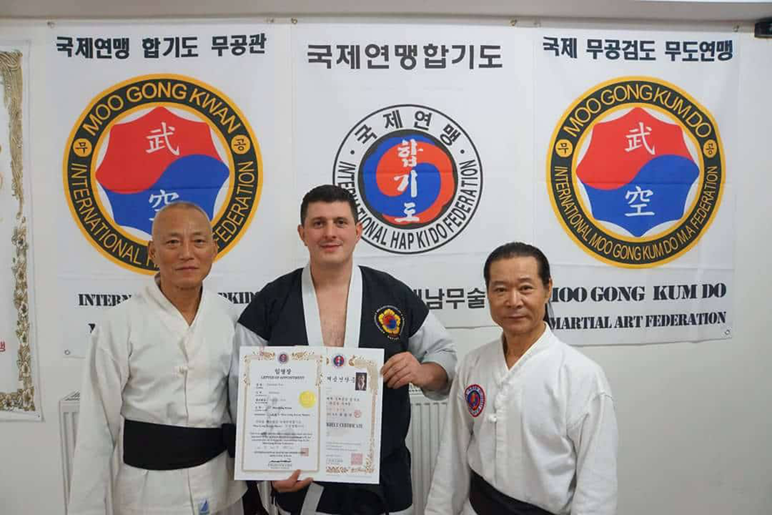 Das Foto zeigt (v.l.) Senior Grand Master Lee Young-Shik, Salvatore Tiso und Grand Master Choi Kwang-Suk. ^Foto: Privat