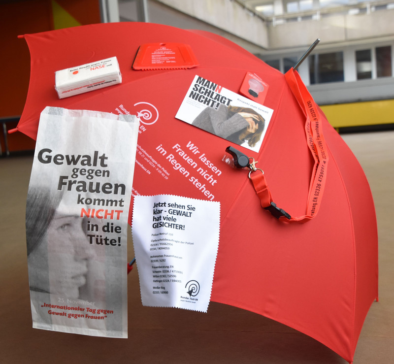 Seit 2004 hat der Runde Tisch auf verschiedenste Weise auf das Thema Gewalt gegen Frauen hingewiesen und Betroffenen gleichzeitig Informationen geliefert; wo sie Hilfe finden können.