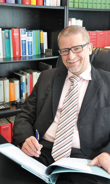 Rechtsanwalt Martin Löbbecke ist weiterhin guten Mutes, dass die Hebammen auch weiter ihre Rechte bestätigt bekommen. Vielleicht heißt es ja auch bald wieder im St. Barbara Hospital: " Ihr Kinderlein kommet"