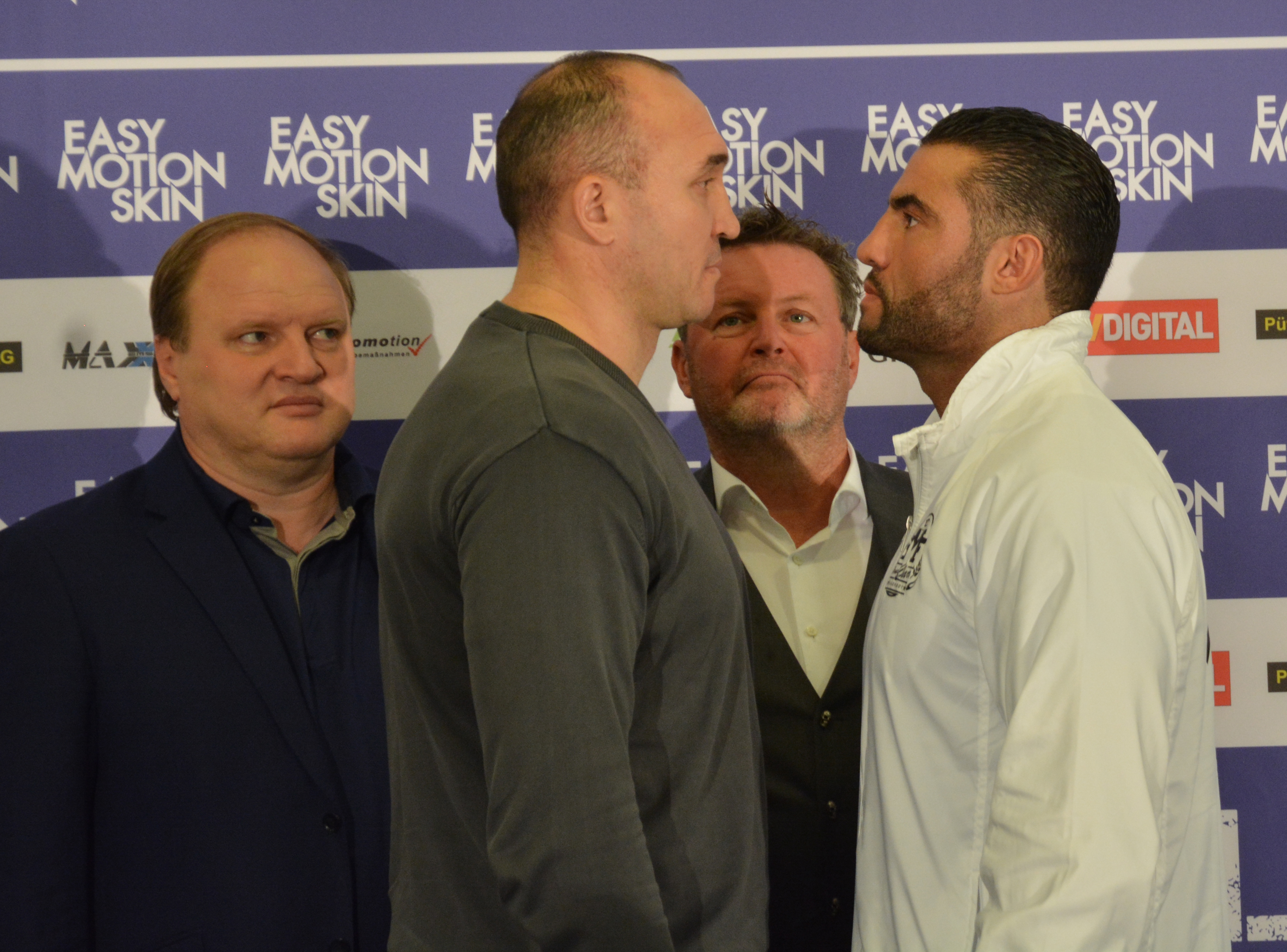 Manuel Charr (rechts) und sein Gegner Alexander Ustinov beim obligatorischen Blickkontakt-Fight vor dem Kampf. Foto: Wegner