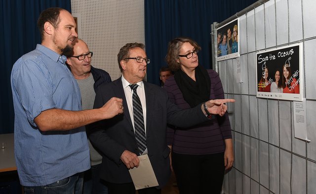 Das schrille MGH, mit einem Saal zum Mitmachen....präsentiert eine achtungsvolle Ausstellung! v. l. Florian van Rheinberg, Jugendamt; Arndt Sauer, MGH-Boss; Klaus Persch, Bezirksbürgermeister; Tanja Wiebracht, Zeche Carl. Foto: Gohl