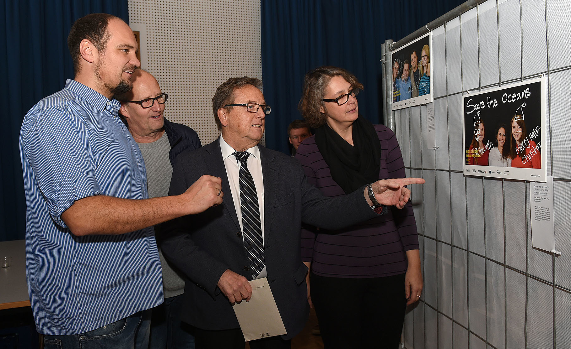 Das schrille MGH, mit einem Saal zum Mitmachen....präsentiert eine achtungsvolle Ausstellung! v. l. Florian van Rheinberg, Jugendamt; Arndt Sauer, MGH-Boss; Klaus Persch, Bezirksbürgermeister; Tanja Wiebracht, Zeche Carl. Foto: Gohl