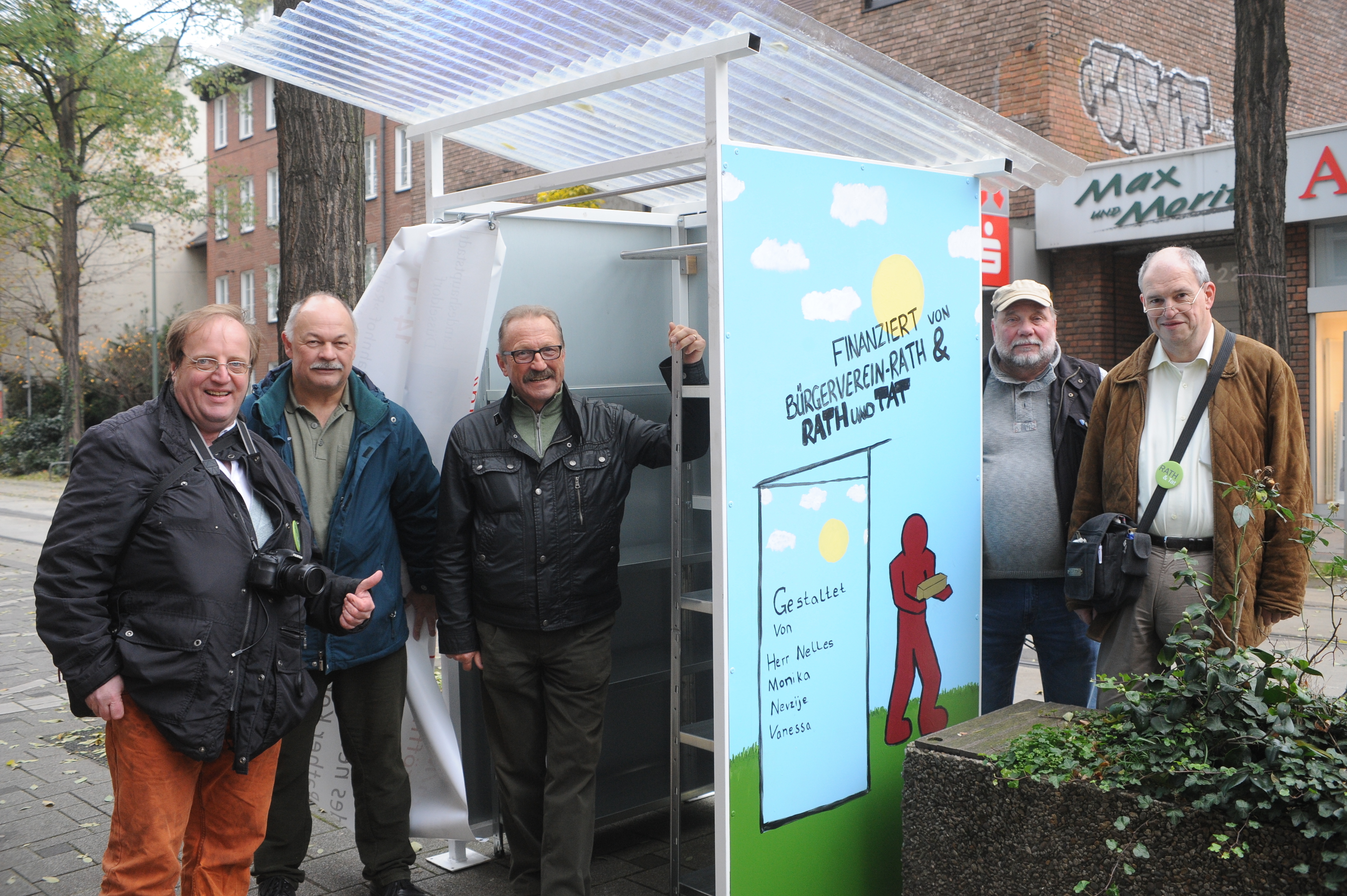 Die Vertreter des Bürgervereins Rath und der Bürgerinitiative Rath und Tat übergaben die Give-Box ihrer Bestimmung. Foto: Vos