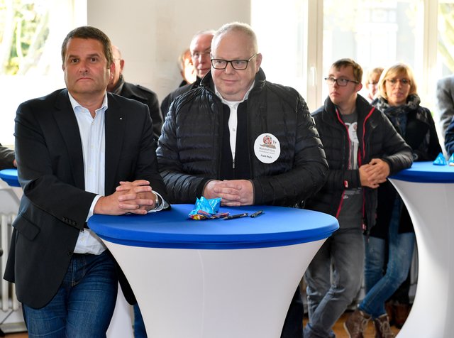 Gemeinsam freuen sich MWB-Vorstandsvorsitzender Frank Esser (l.) und Frank Peylo, Vorsitzender des Vereins Wohnhof Fünte, auf das Wohnprojekt in Heißen.