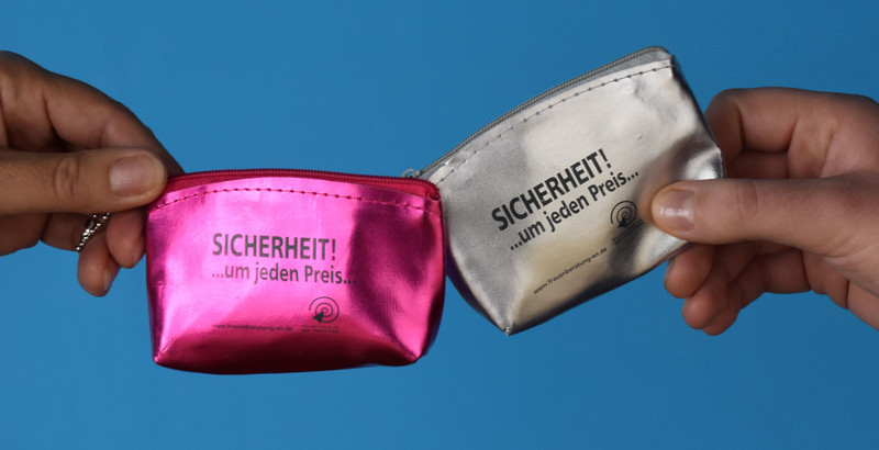 In diesem Jahr haben sich die Mitglieder des Rundes Tisches für das Motto „Sicherheit um jeden Preis" entschieden. Es findet sich auf den Geldbörsen; die anlässlich des Internationalen Tages gegen Gewalt an Frauen verteilt werden.