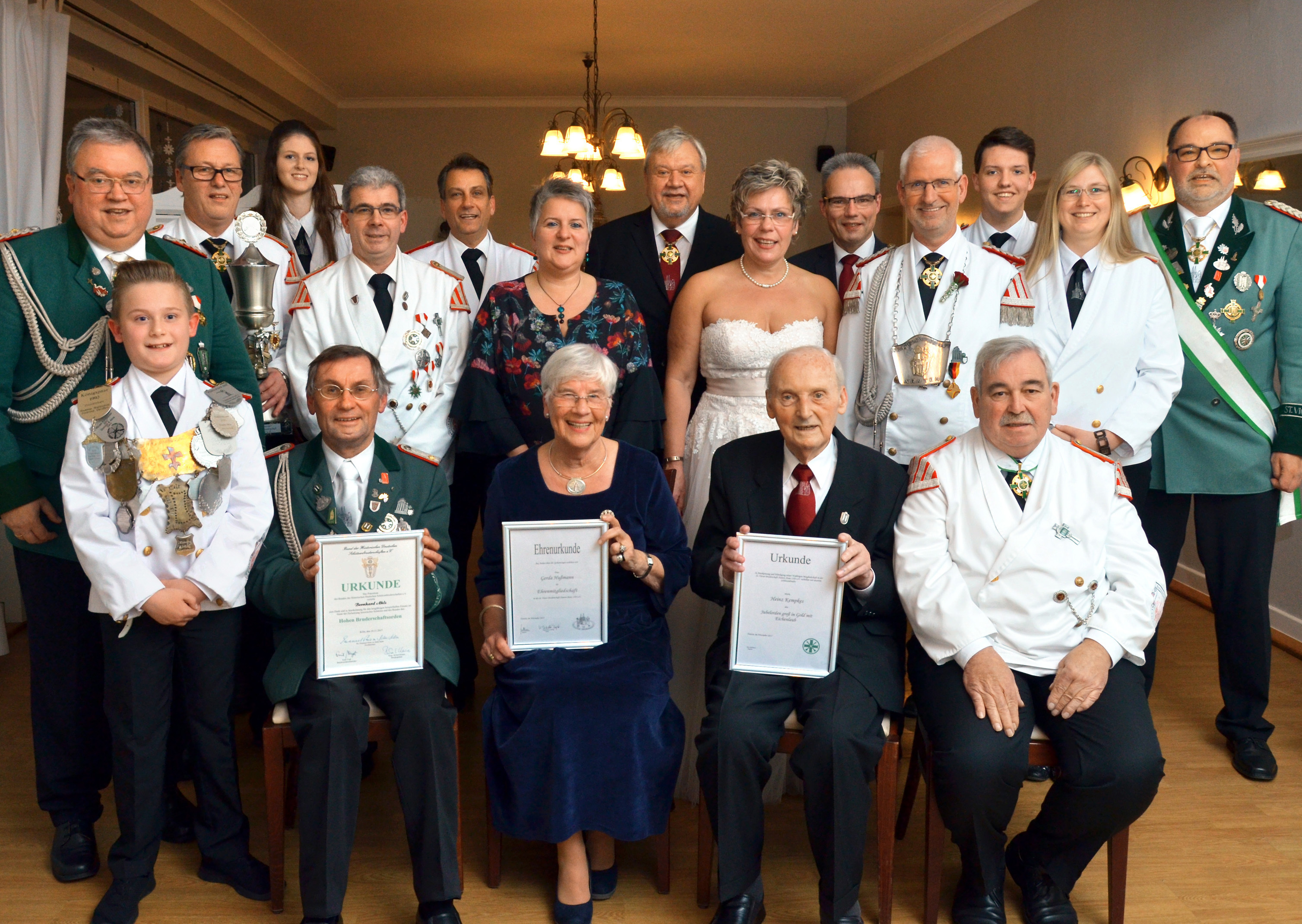 Mit Auszeichnungen und Ehrungen wird beim Katharinenball der Xantener St. Victor-Schützenbruderschaft traditionell nicht gespart. Ein kleines Dankeschön für jede Menge ehrenamtliches Engagement und herausragende sportliche Leistungen.
