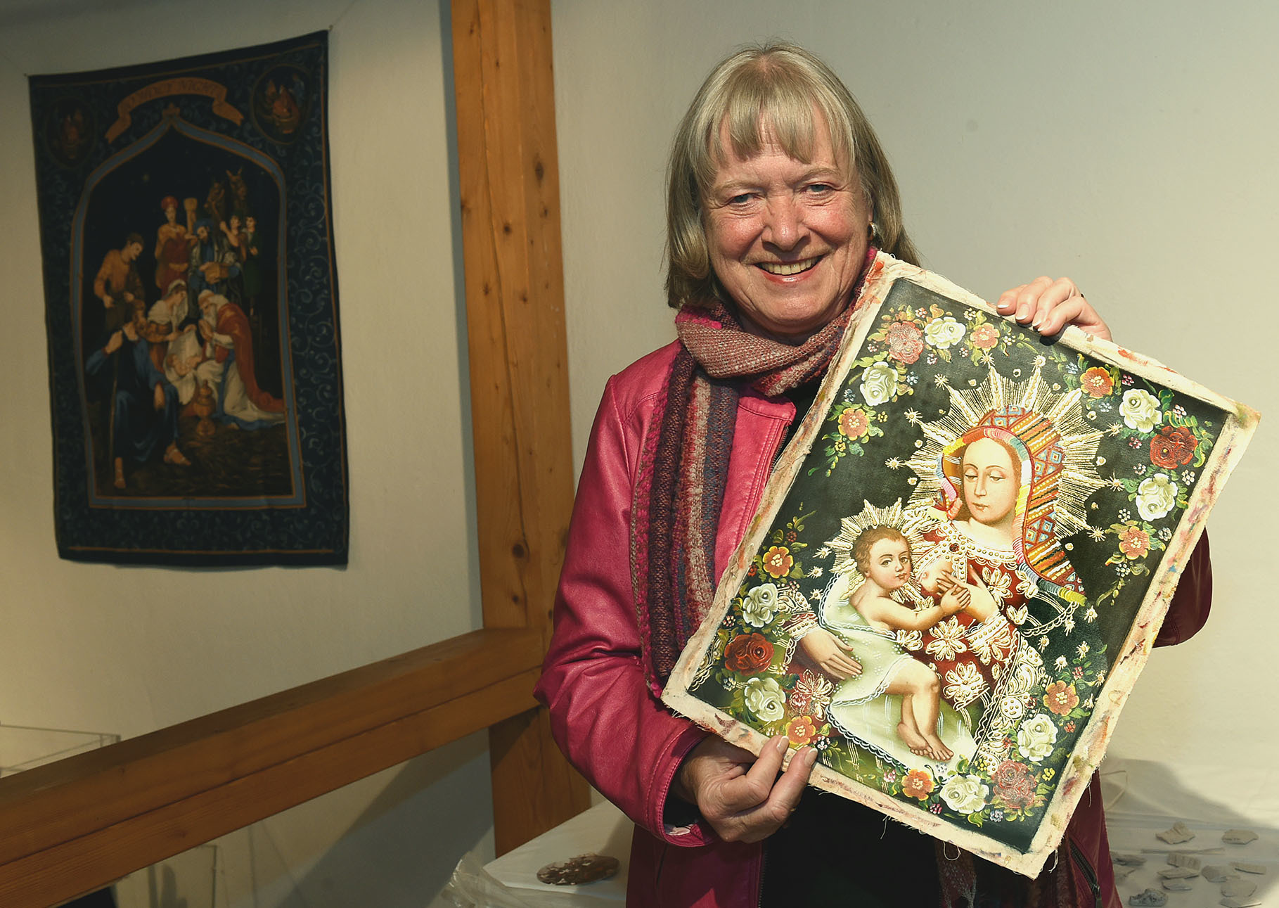 Ruth Woock mit einer ihrer Neuerwerbungen aus Südamerika: Die mit Öl auf Leinwand aufgetragene Darstellung der stillenden Maria stammt aus Peru.