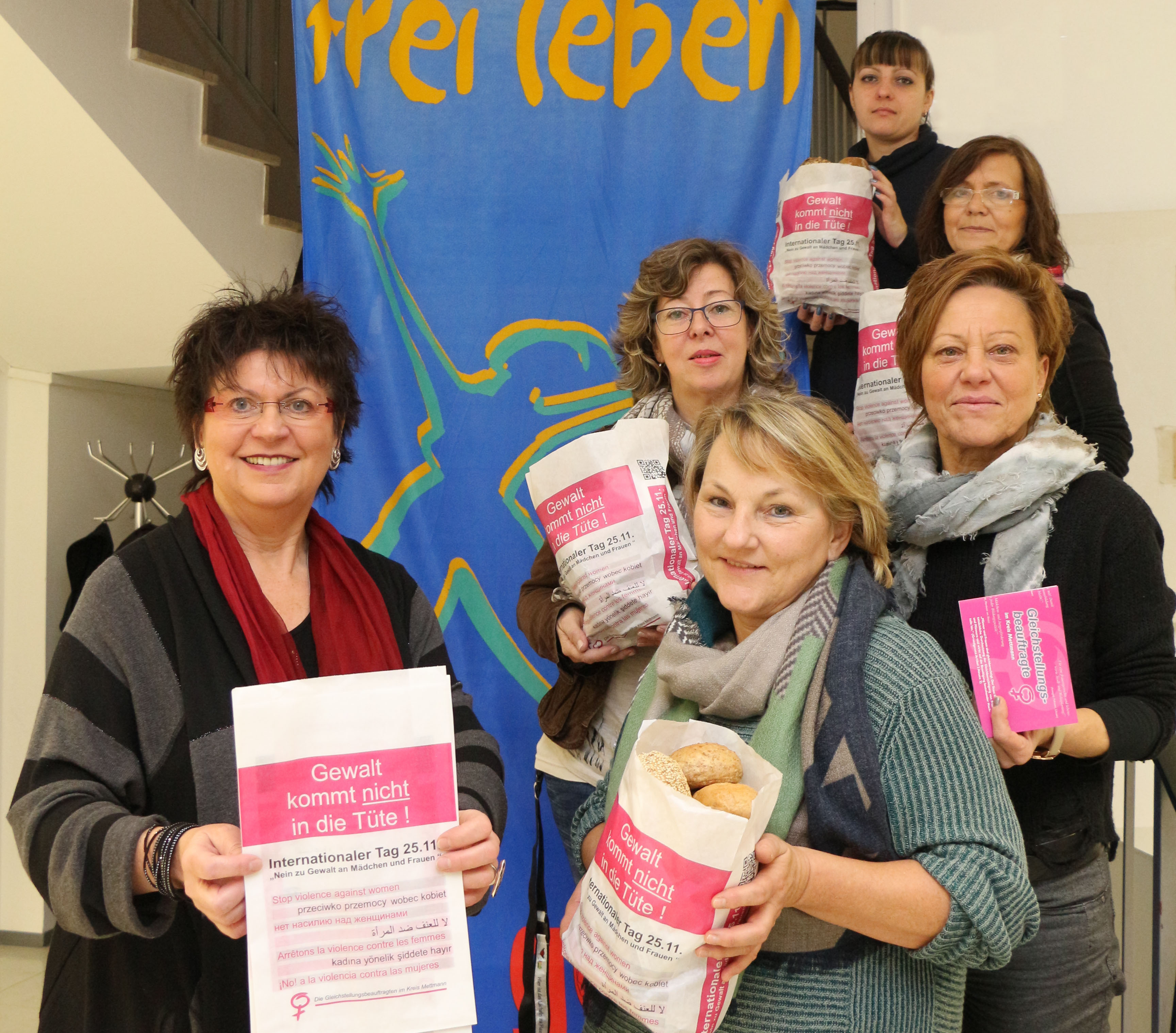 Beteiligen sich an der Brötchentütenaktion: Diana Skrotzki, Gleichstellungsbeauftragte, mit Annette Schupp, SkF Glanzleistung, Dorothea Domasik, SkFProDonna und weiteren Mitarbeiterinnen von ProDonna. Foto: Archiv Stadt Langenfeld