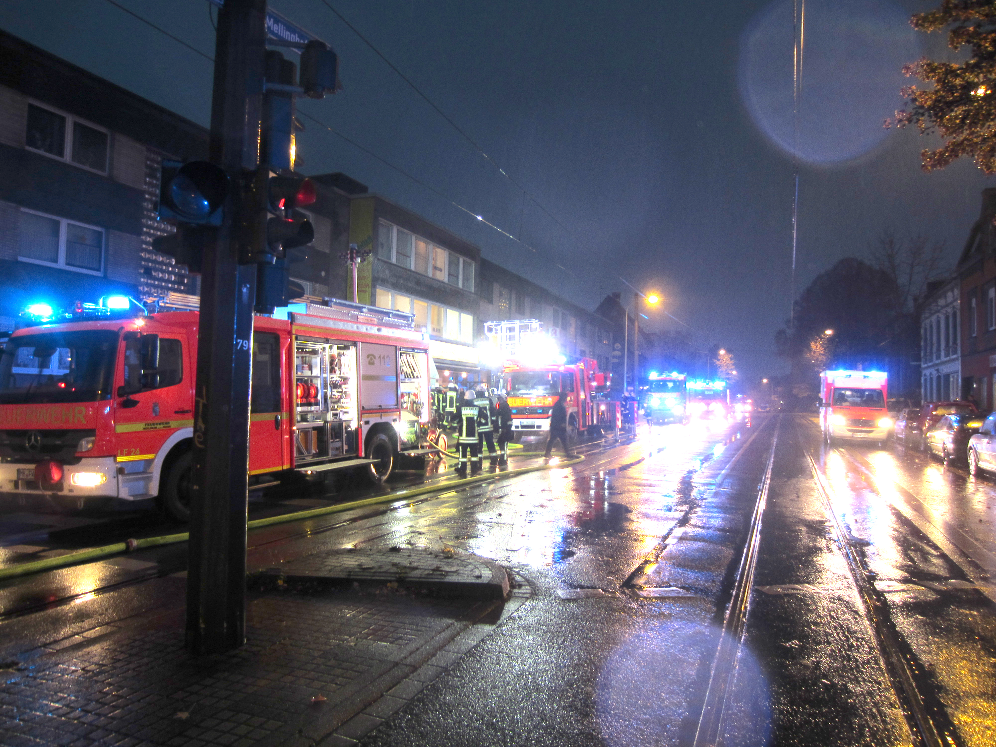 Während des Einsatzes war die Mellinghofer Straße in Dümpten voll gesperrt.