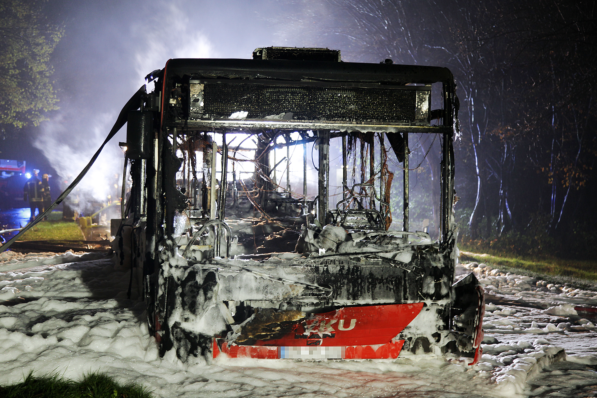 Vom Bus blieb nach dem Feuer nur ein verbranntes Skelett.