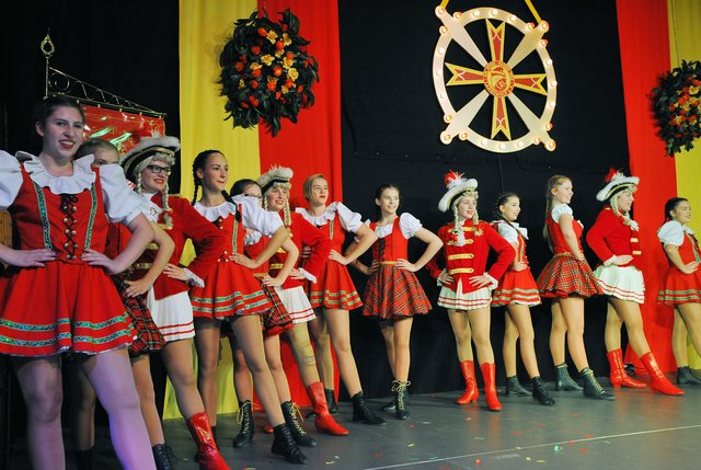 Drei Tanzgruppen auf einer Bühne in Langenfeld: Die Rheinsternchen, das Tanzcorps Echte Fründe und die Tanzgruppe vom RCC feierten gemeinsam Premiere.