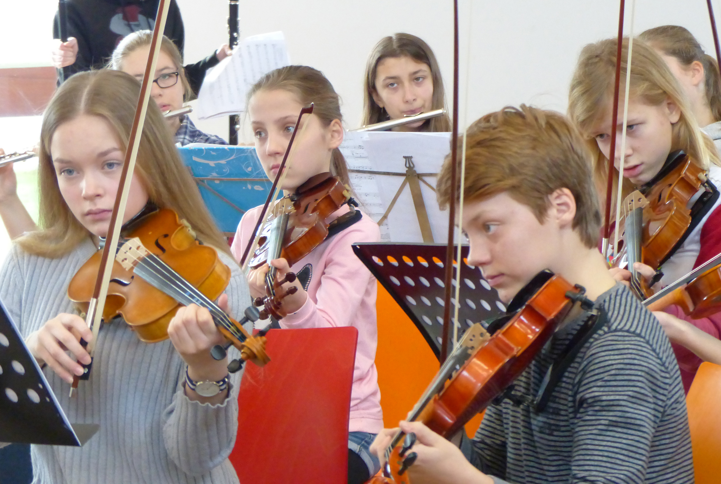 Konzentiert bei der Probenarbeit für das Orchesterprojekt. Aber der Spaß kommt bestimmt auch nicht zu kurz.