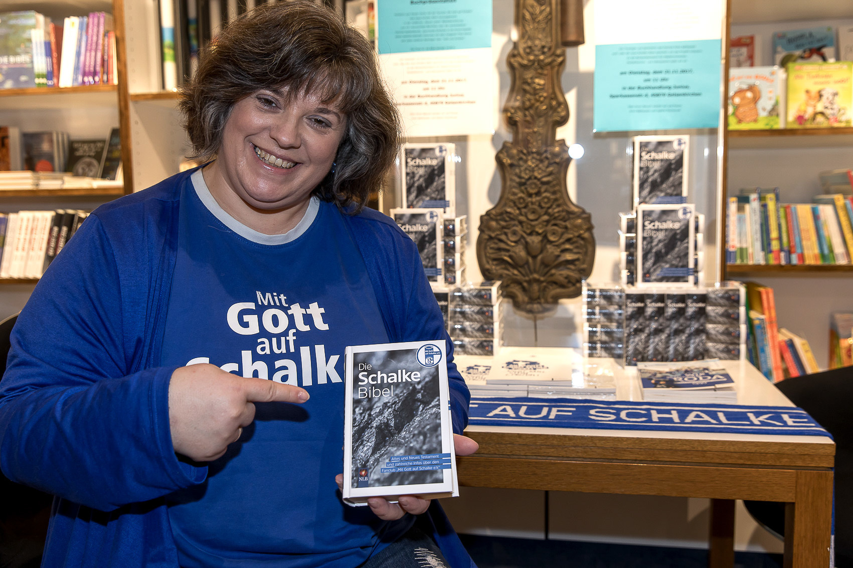 Die Macherin: Anke Ballhausen, 2. Vorsitzende des Vereins "Mit Gott auf Schalke" freut sich sehr, dass nach sieben Jahren endlich wieder ein neues Werk von Fans für Fans zu haben ist.