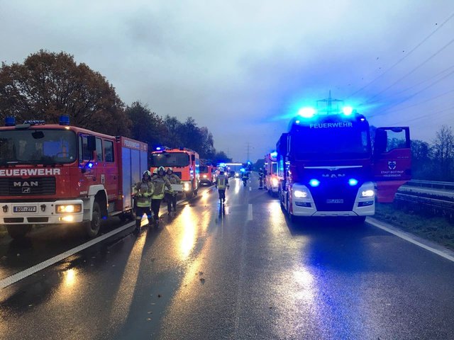 Die Einsatzkräfte auf der Autobahn