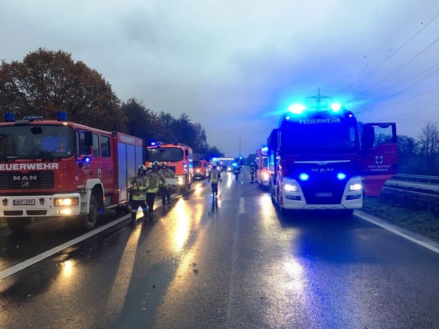 Die Einsatzkräfte auf der Autobahn | Foto: Feuerwehr Bottrop