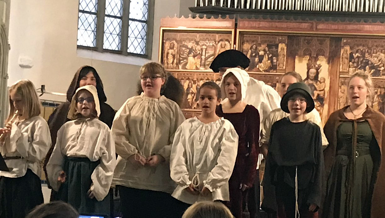 Das Stück beinhaltete kleinere Spielszenen und eingängige Lieder, die die Kinder im Chor vortrugen und zum Teil als Solisten sangen. Fotos (4): Anja Jungvogel