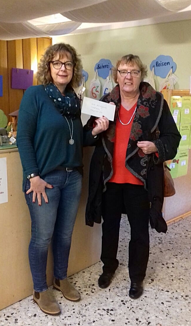 Über die Spende in der Vorweihnachtszeit freute sich auch Kerstin Dilger, Leiterin im Kath. Kindergarten Liebfrauen. Ulrike Franzese überreichte weiteren sieben Kindertagesstätten in der Emschergemeinde die "kleinen geschenke" persönlich.