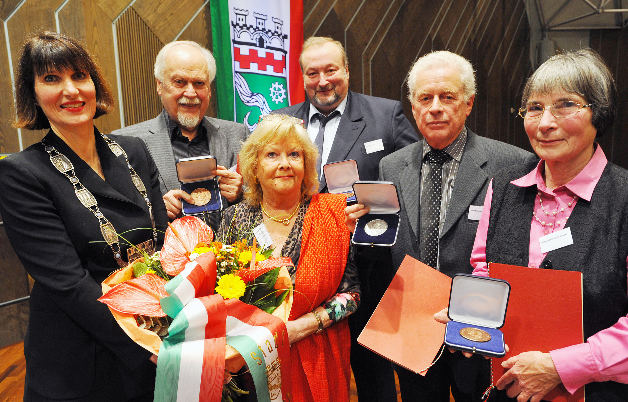 Bürgermeisterin Birgit Alkenings zeichnete Helmut und Ingetraud Stein, Karl Rubröder, Harald Sudmann und Helga Schmidt-Schlegel (v.l.) aus. Foto: Michael de Clerque