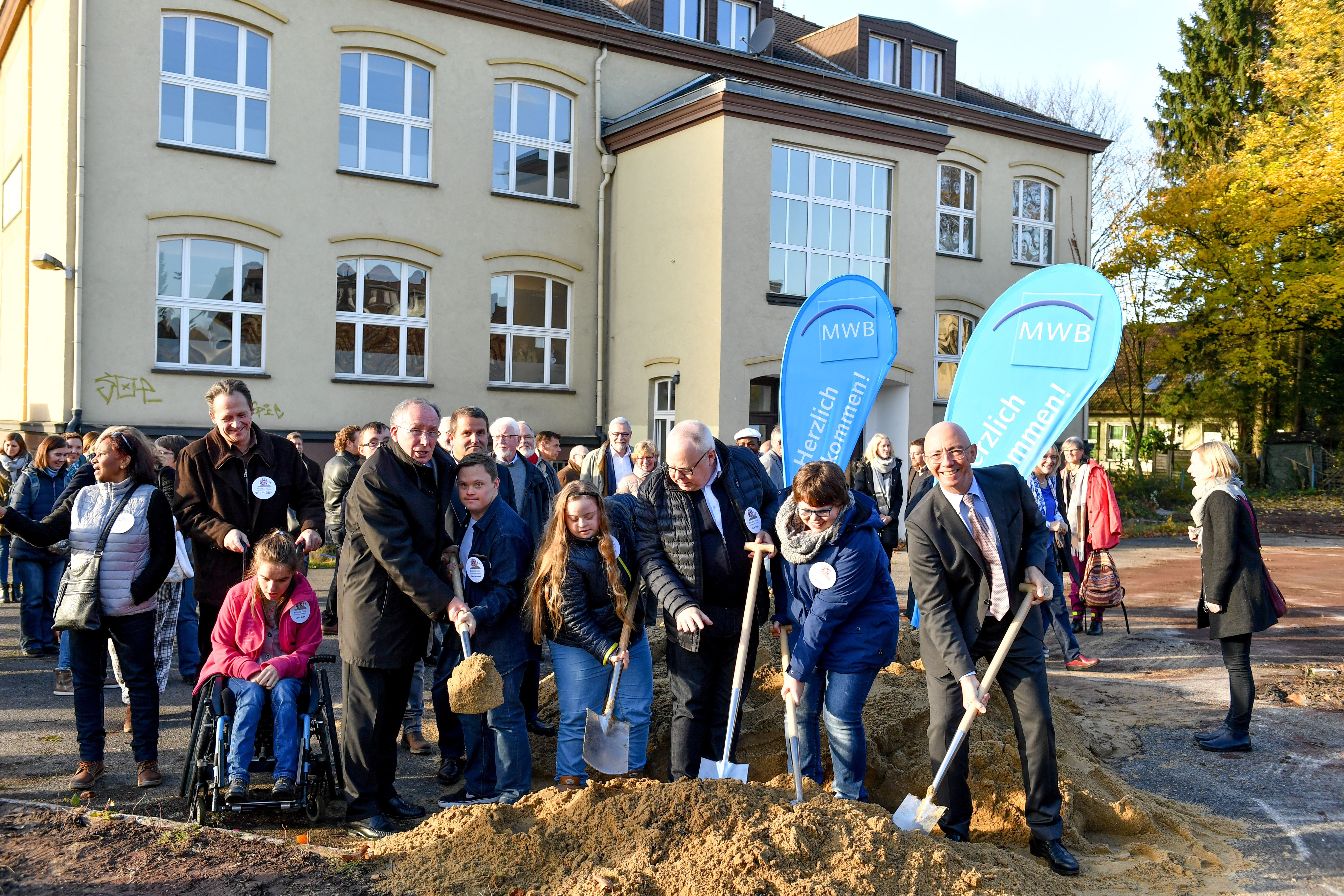 Unter großem Interesse wurde der traditionelle Spatenstich durchgeführt. Mit dabei ist auch Oberbürgermeister Ulrich Scholten (r.).