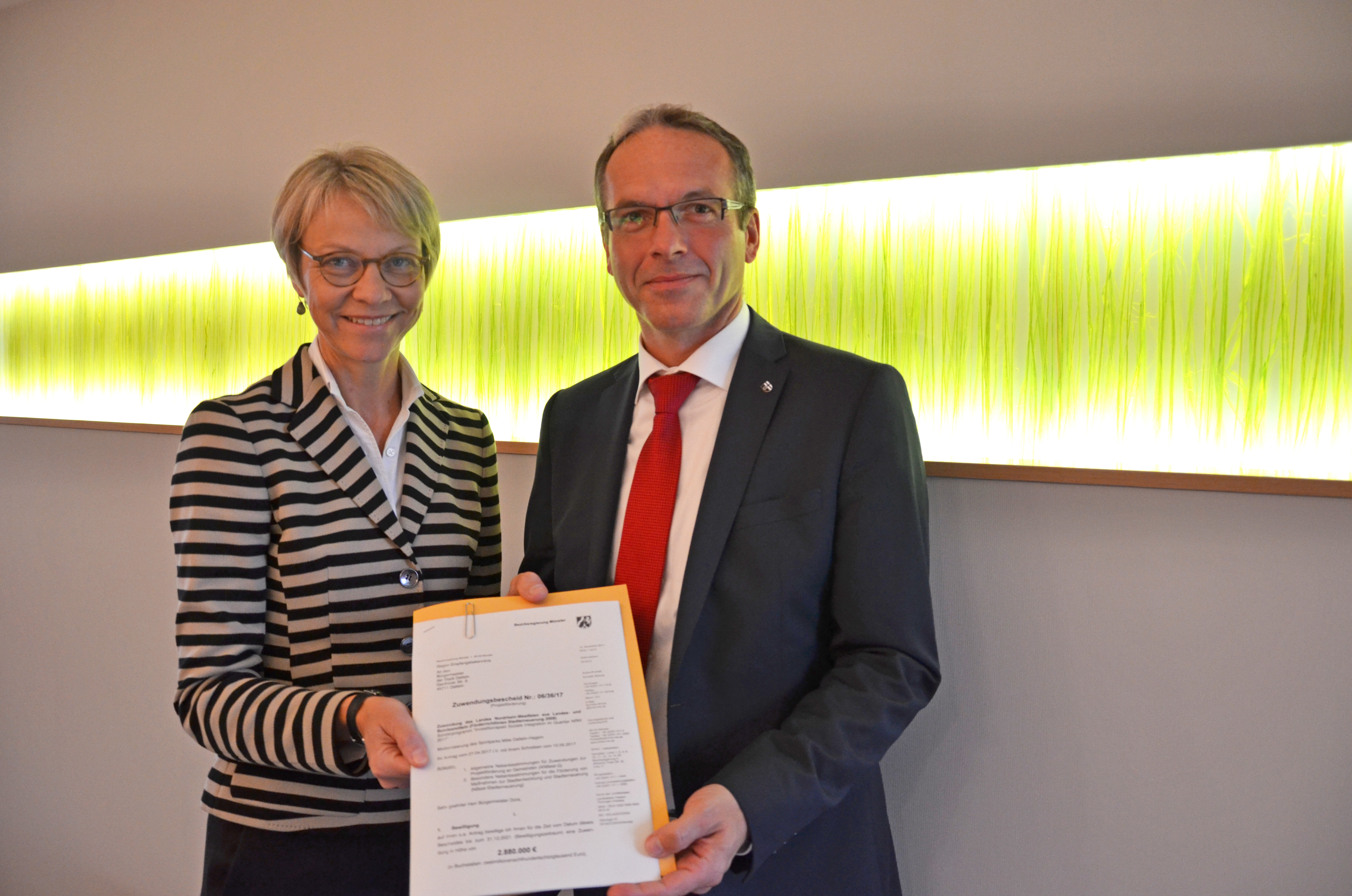 Dorothee Feller überreichte einen Förderbescheid an André Dora.
